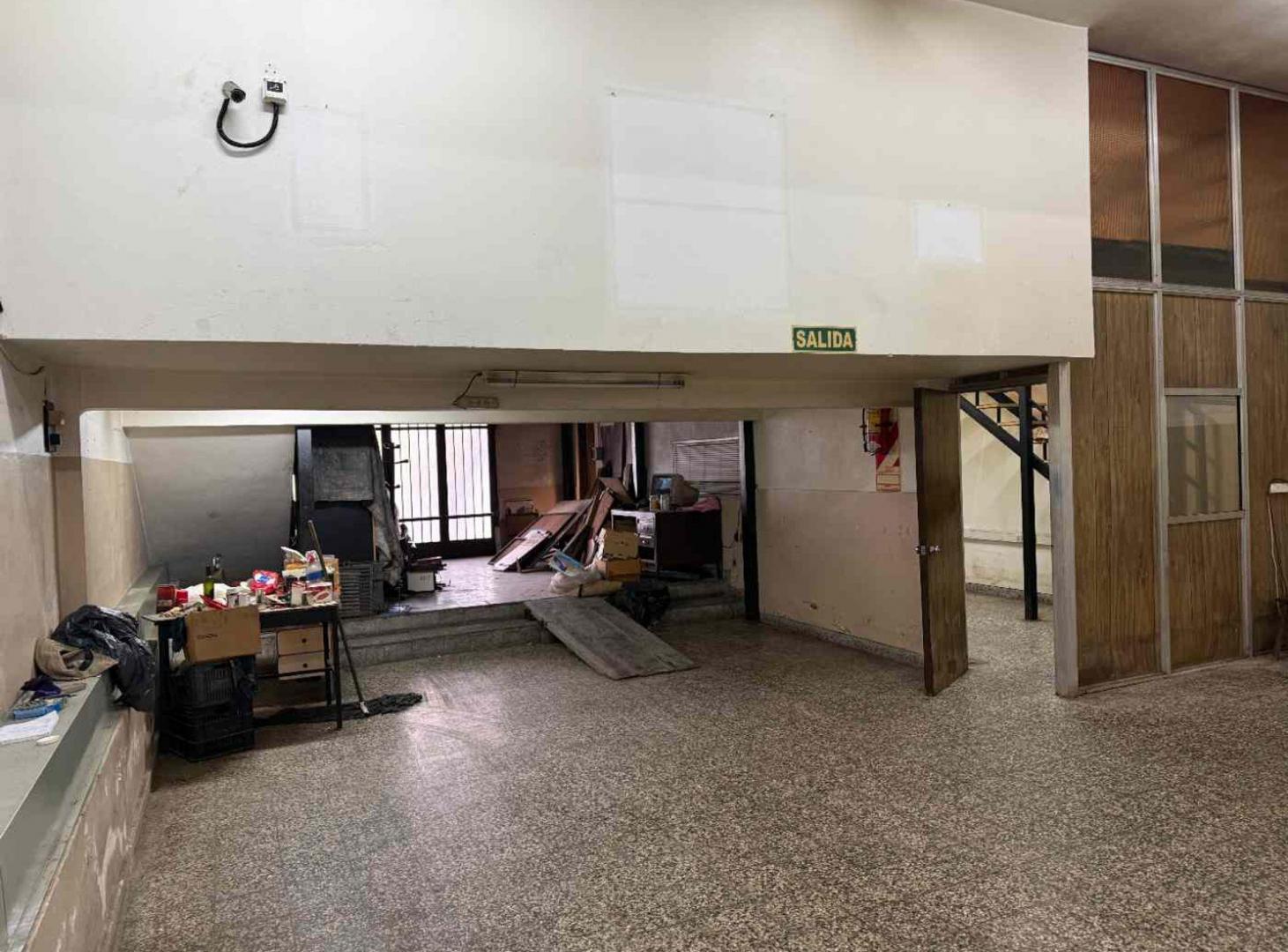Foto de DEPOSITO/GALPON EXCELENTE UBICACION LANUS OESTE, imagen 1