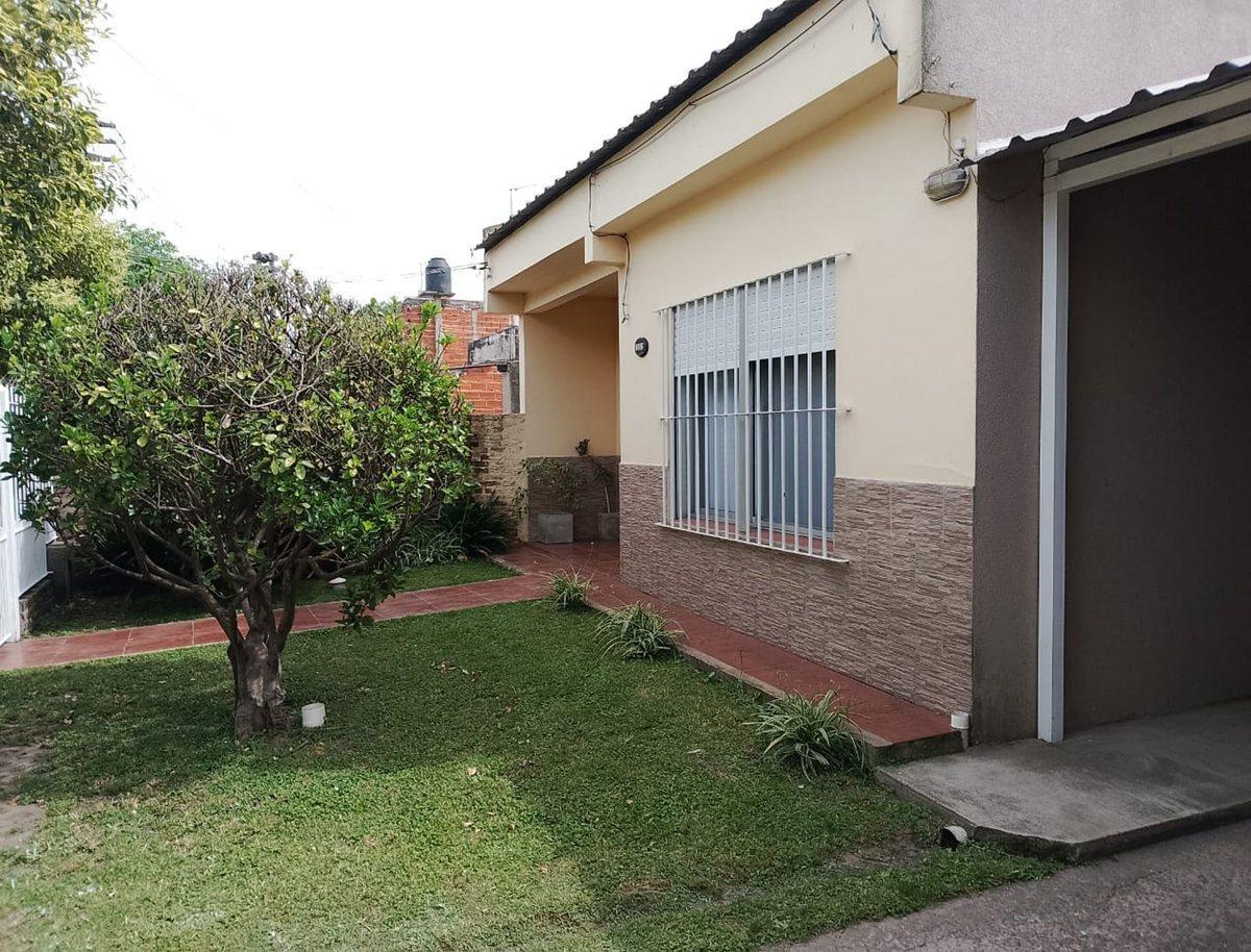 Foto de CASA 6 AMB - GARAGE - PARQUE - IDEAL 2 FLIAS, imagen 3