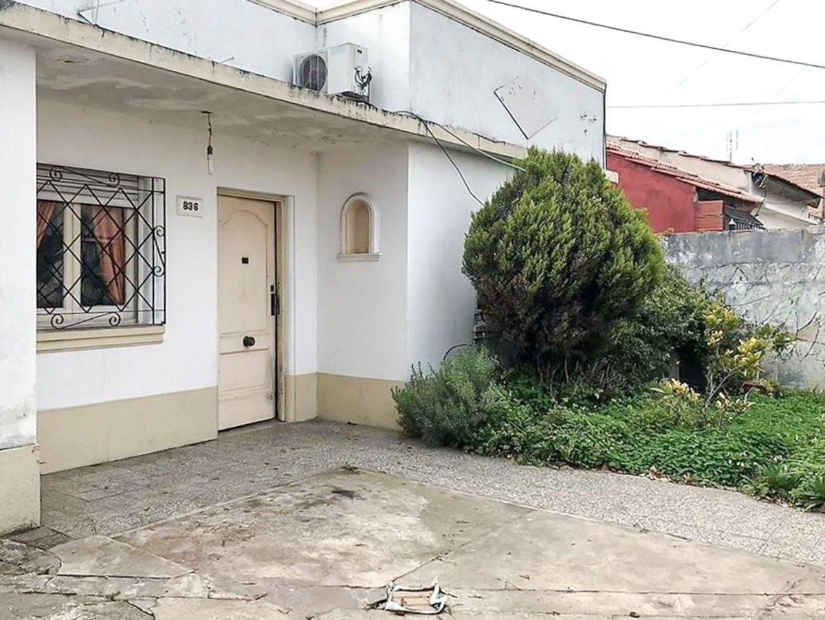 Foto de Venta casa 4 ambs. Fondo libre. Jardín al frente, imagen 2