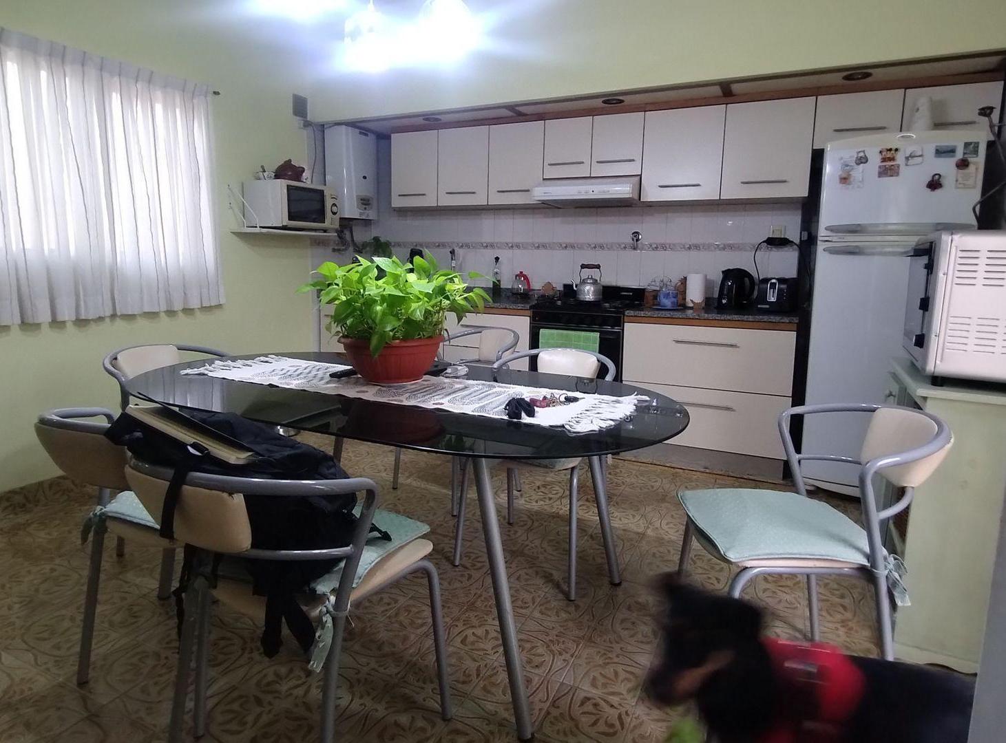 Foto de VENTA - PH. 3 AMB. AMPLIO , CON PATIO Y COCHERA, imagen 3