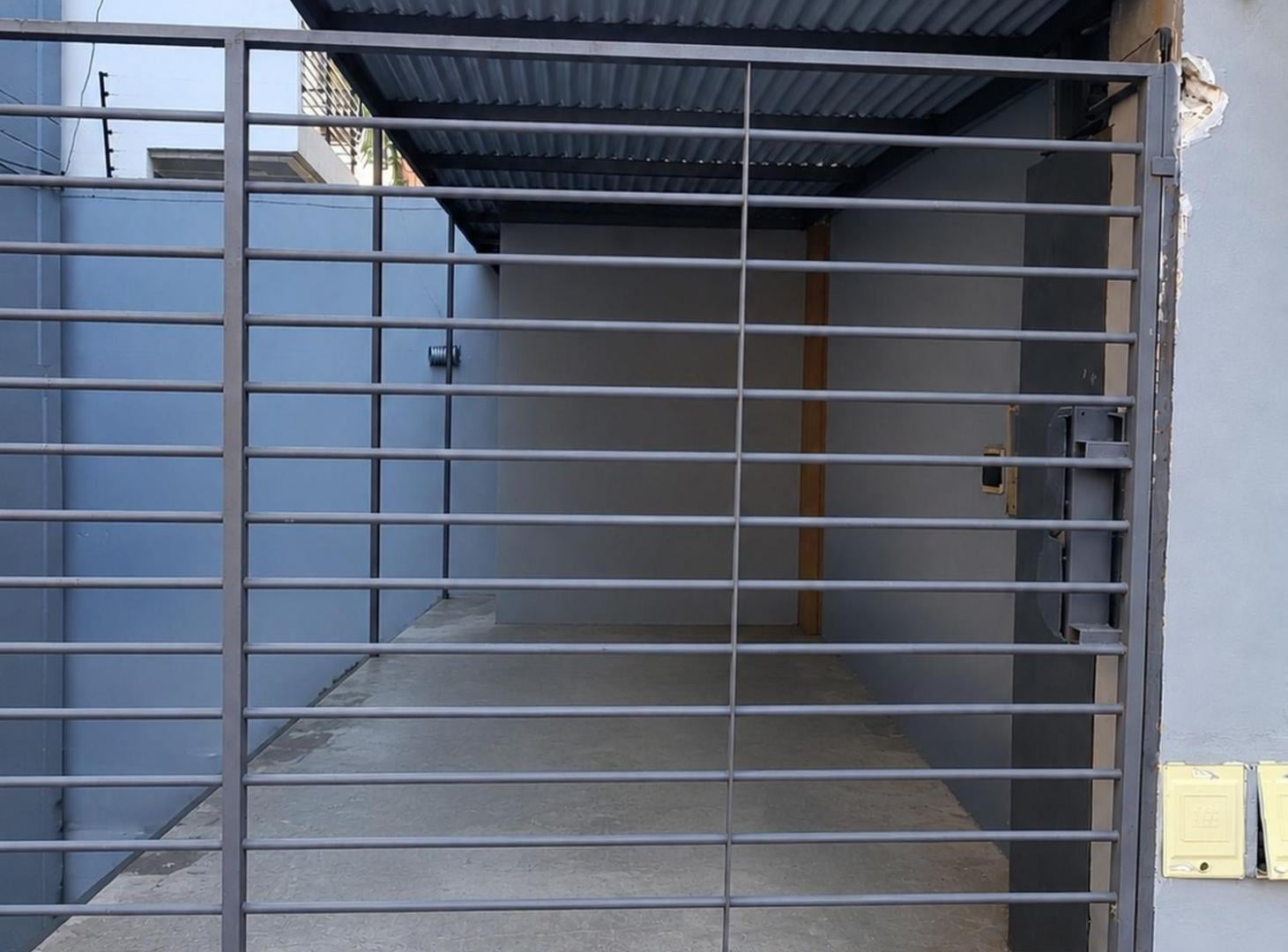 Foto de VENTA COCHERA DOBLE PORTÓN AUTOMATIZADO LANÚS ESTE, imagen 3