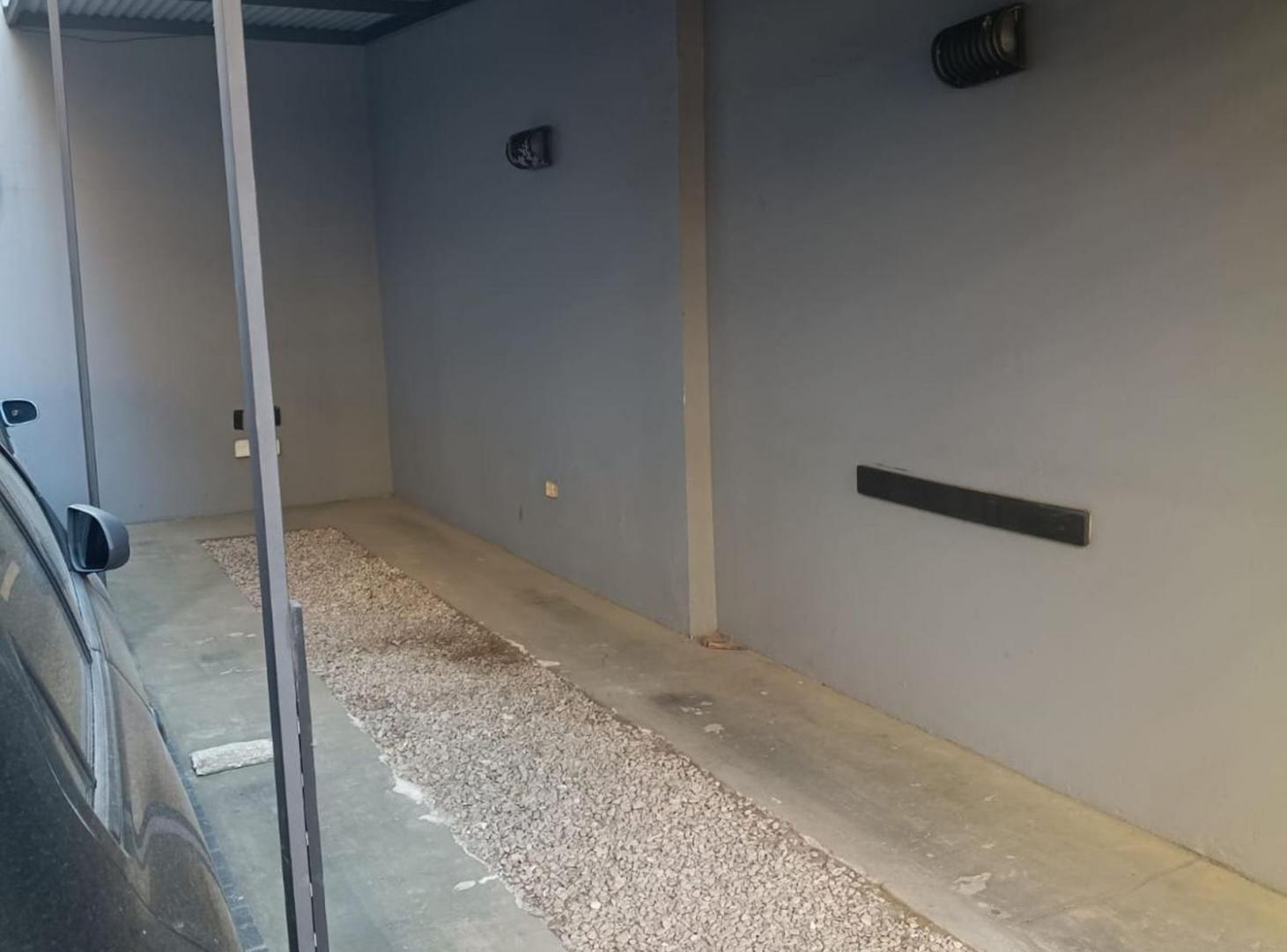 Foto de VENTA COCHERA DOBLE PORTÓN AUTOMATIZADO LANÚS ESTE, imagen 2