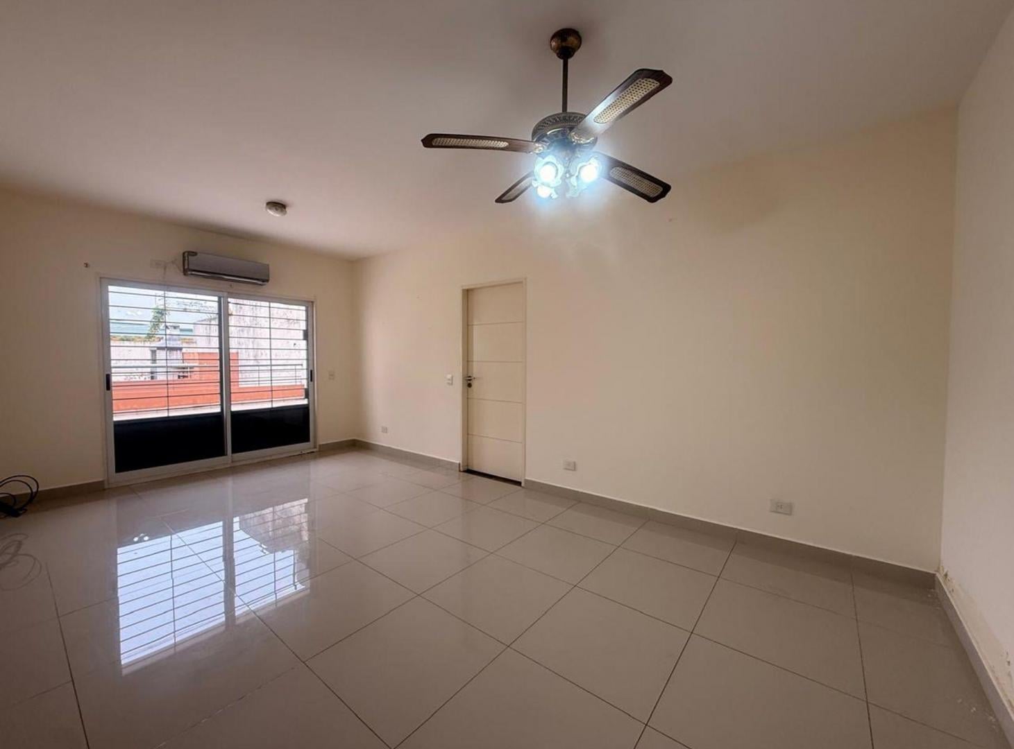 Foto de DEPARTAMENTO 3 AMB CON BALCÓN ATERRAZADO Y COCHERA, imagen 2