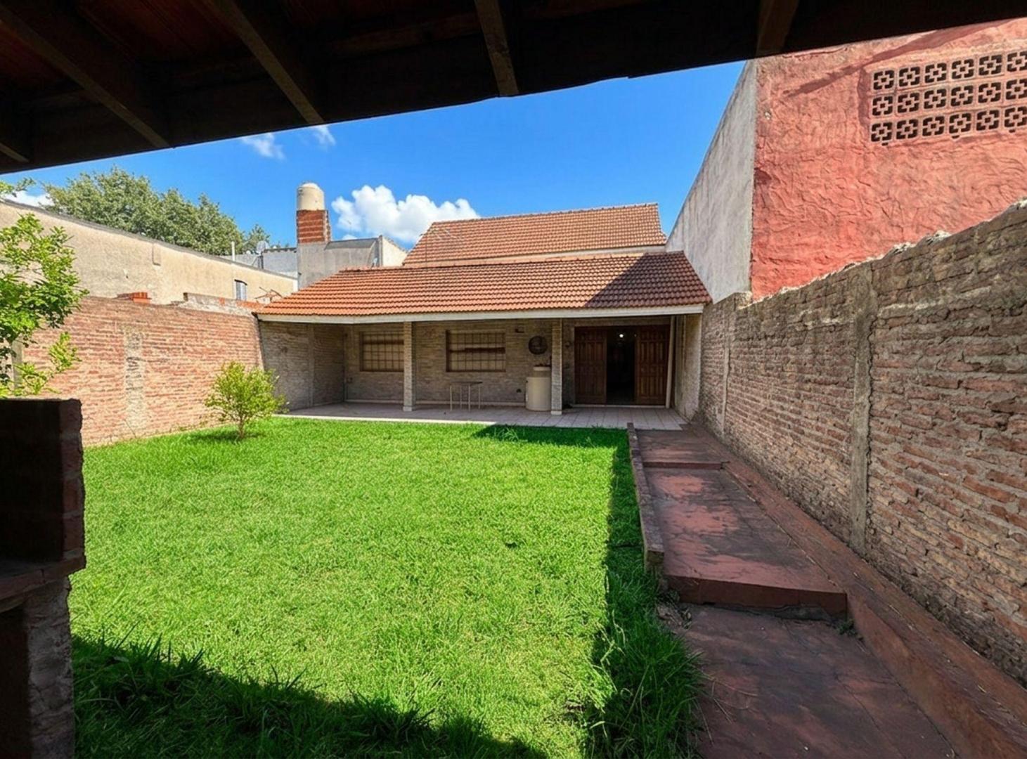 Foto de CHALET 5 AMB. A MTRS DE AV. LA PLATA , QUILMES, imagen 2