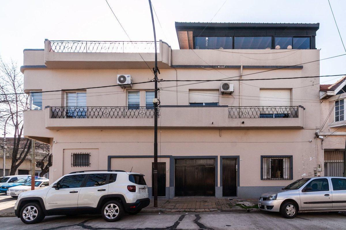 Foto de Casa de 5 ambientes con local y cochera, imagen 2