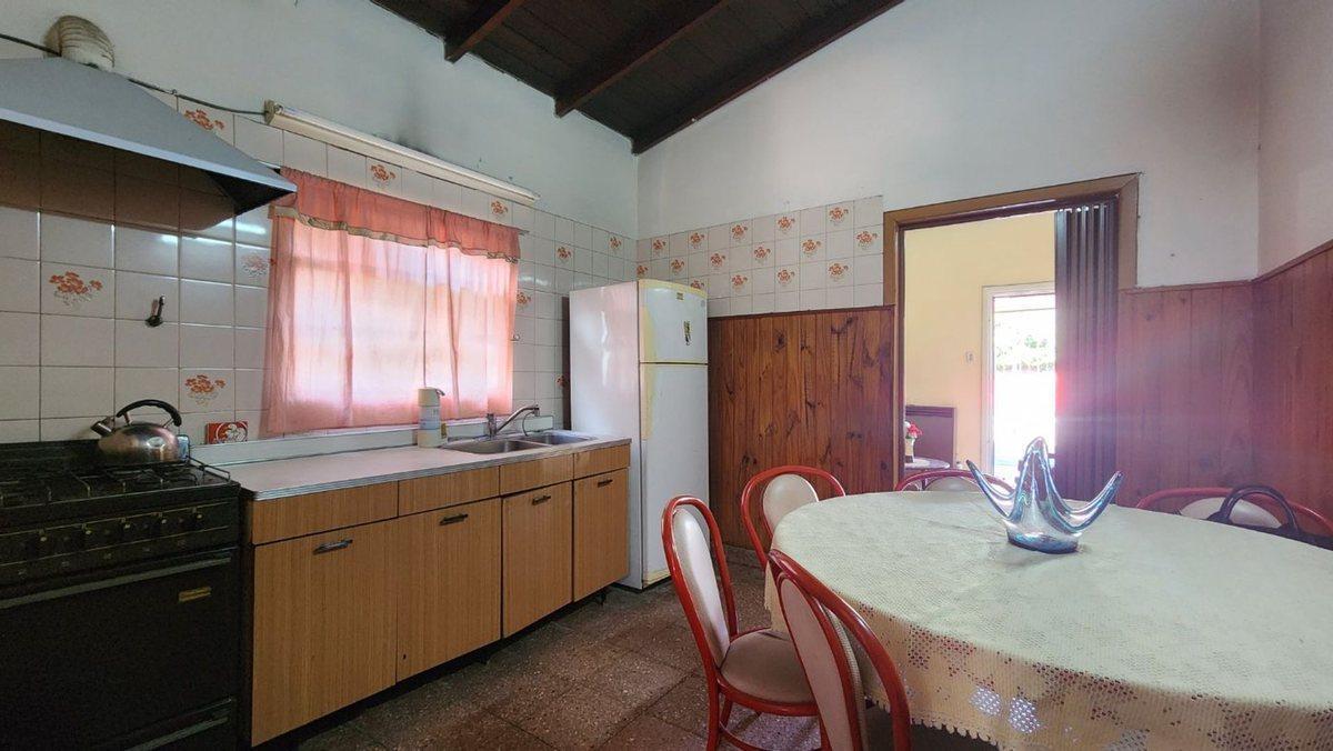 Foto de Casa 4 amb venta en Burzaco c/cochera y gran lote, imagen 3
