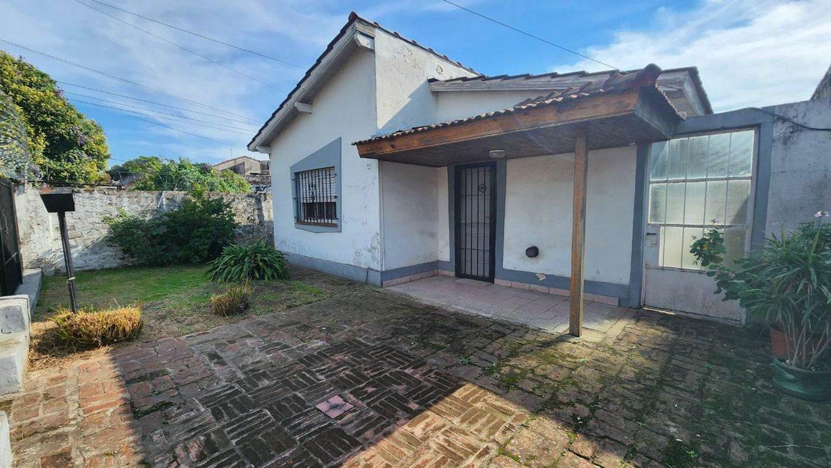 Foto de Casa 4 amb venta en Burzaco c/cochera y gran lote, imagen 2