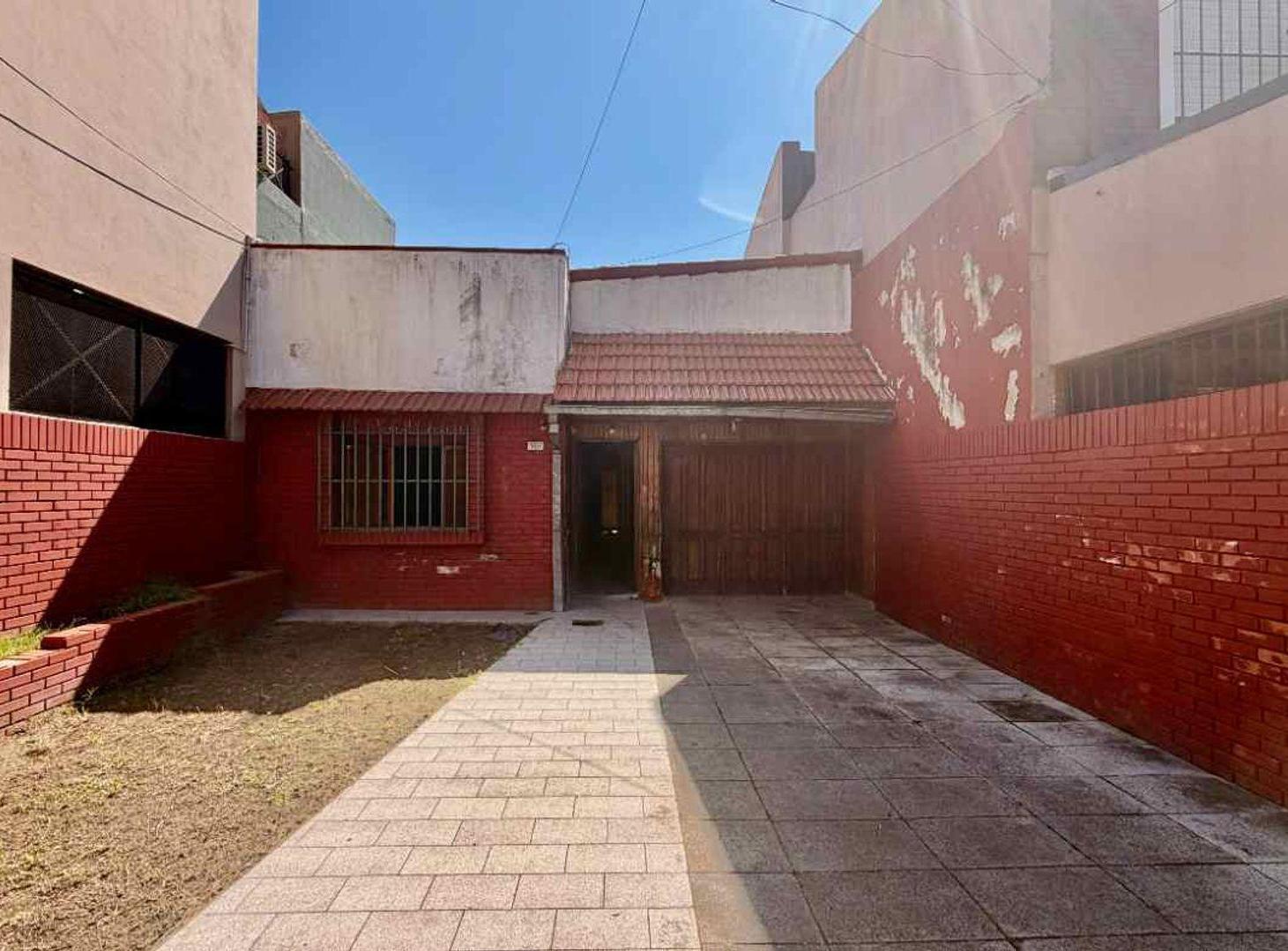 Foto de CASA A REFACCIONAR CON JARDÍN, GARAGE FDO. LIBRE, imagen 2