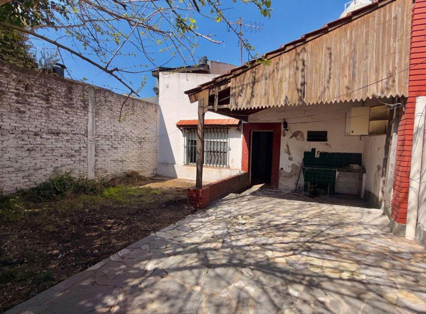Foto de CASA A REFACCIONAR CON JARDÍN, GARAGE FDO. LIBRE, imagen 5