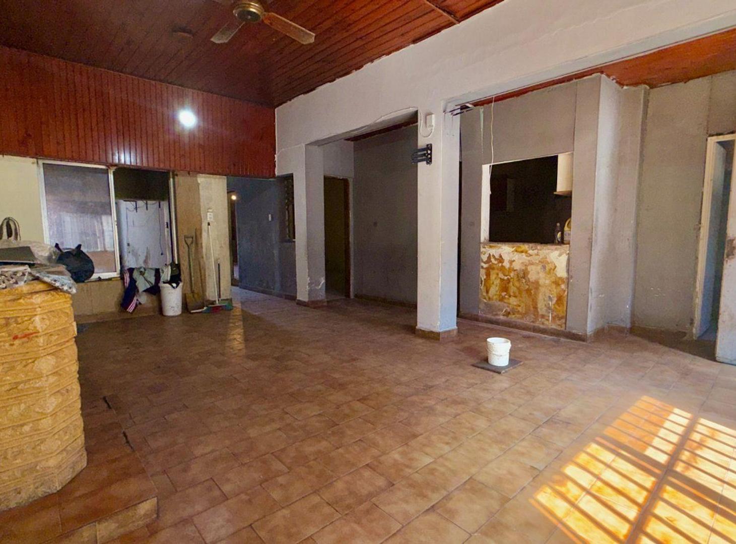 Foto de CASA A REFACCIONAR CON JARDÍN, GARAGE FDO. LIBRE, imagen 3