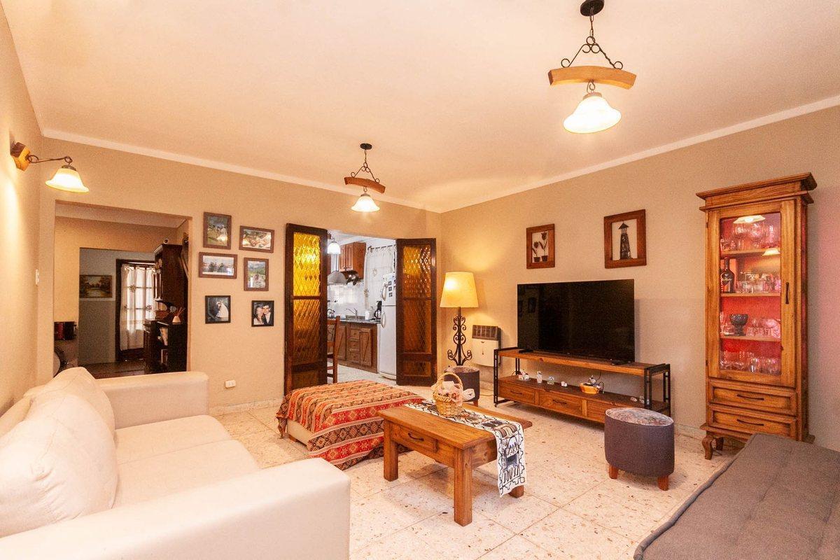 Foto de Casa con múltiples posibilidades. R. de Escalada, imagen 1