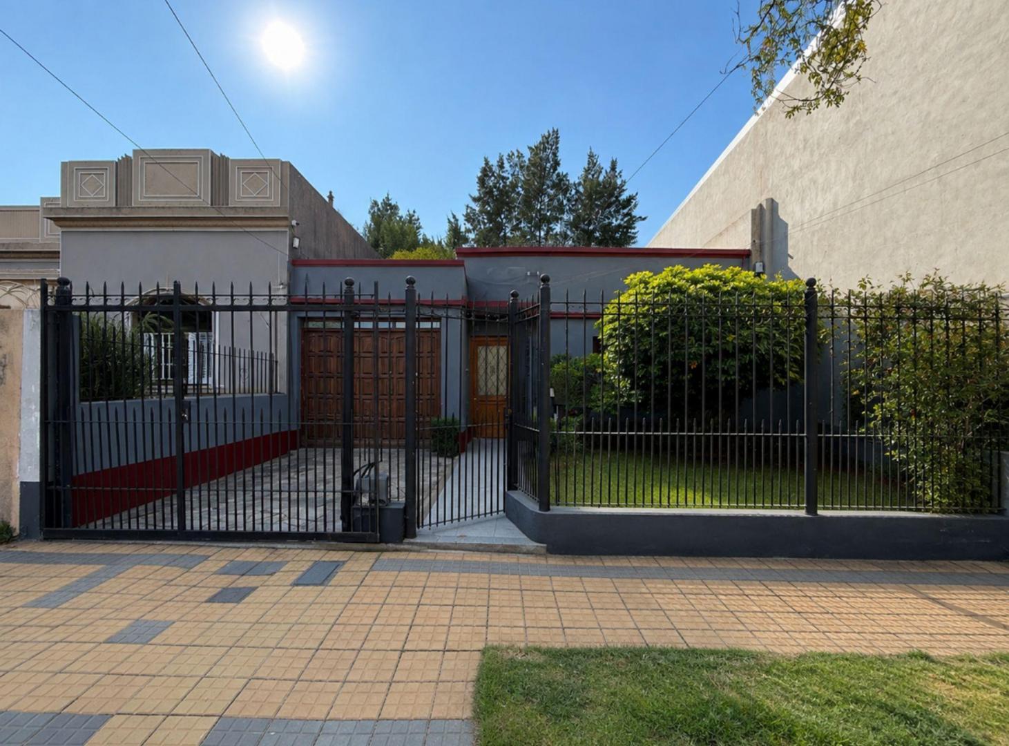 Foto de CASA 3 AMBIENTES C/DOBLE GARAGE Y PATIO, imagen 2