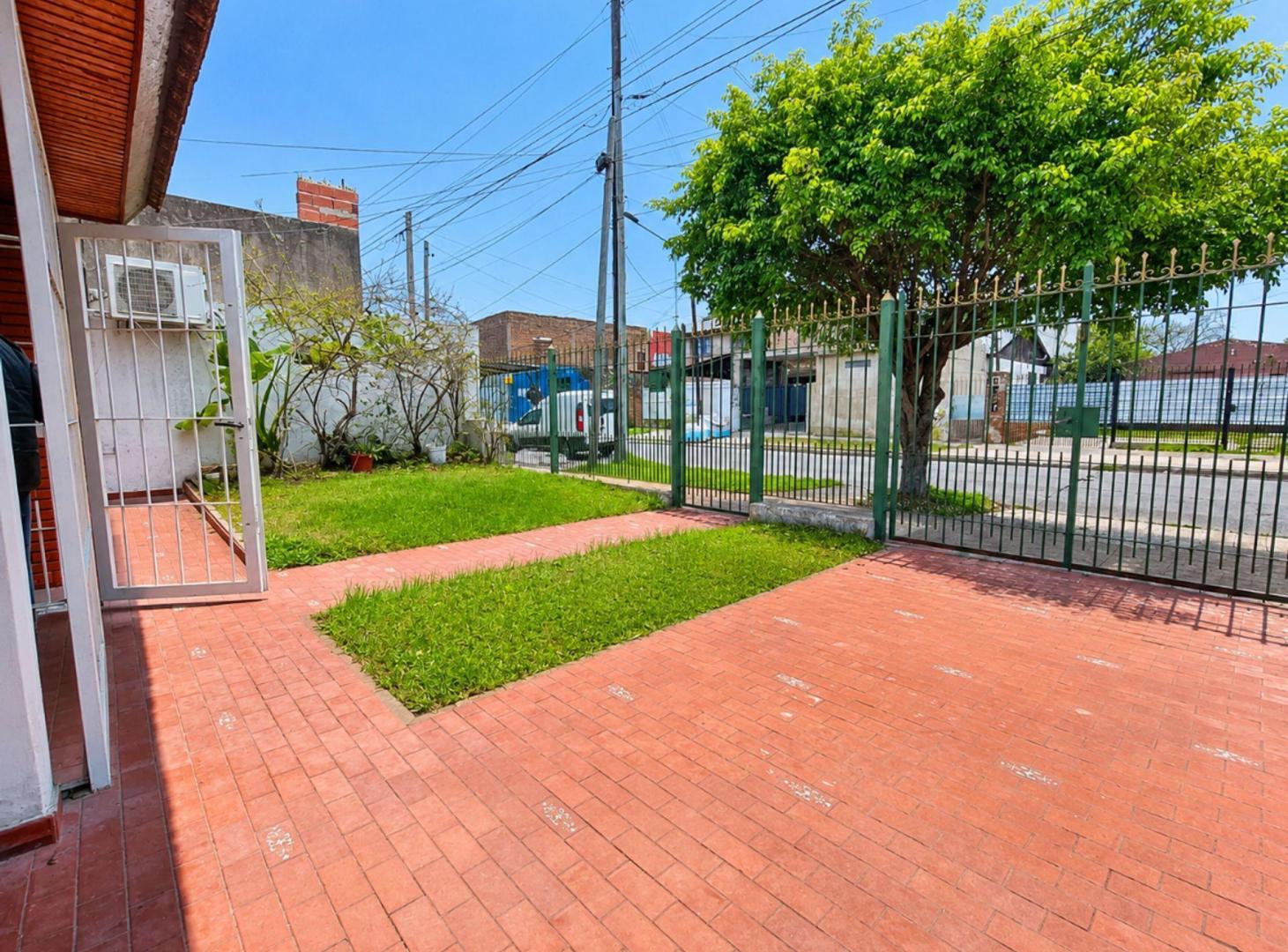 Foto de VENTA CASA 3 AMB C/PATIO APTO CREDITO-LANUS.E, imagen 1