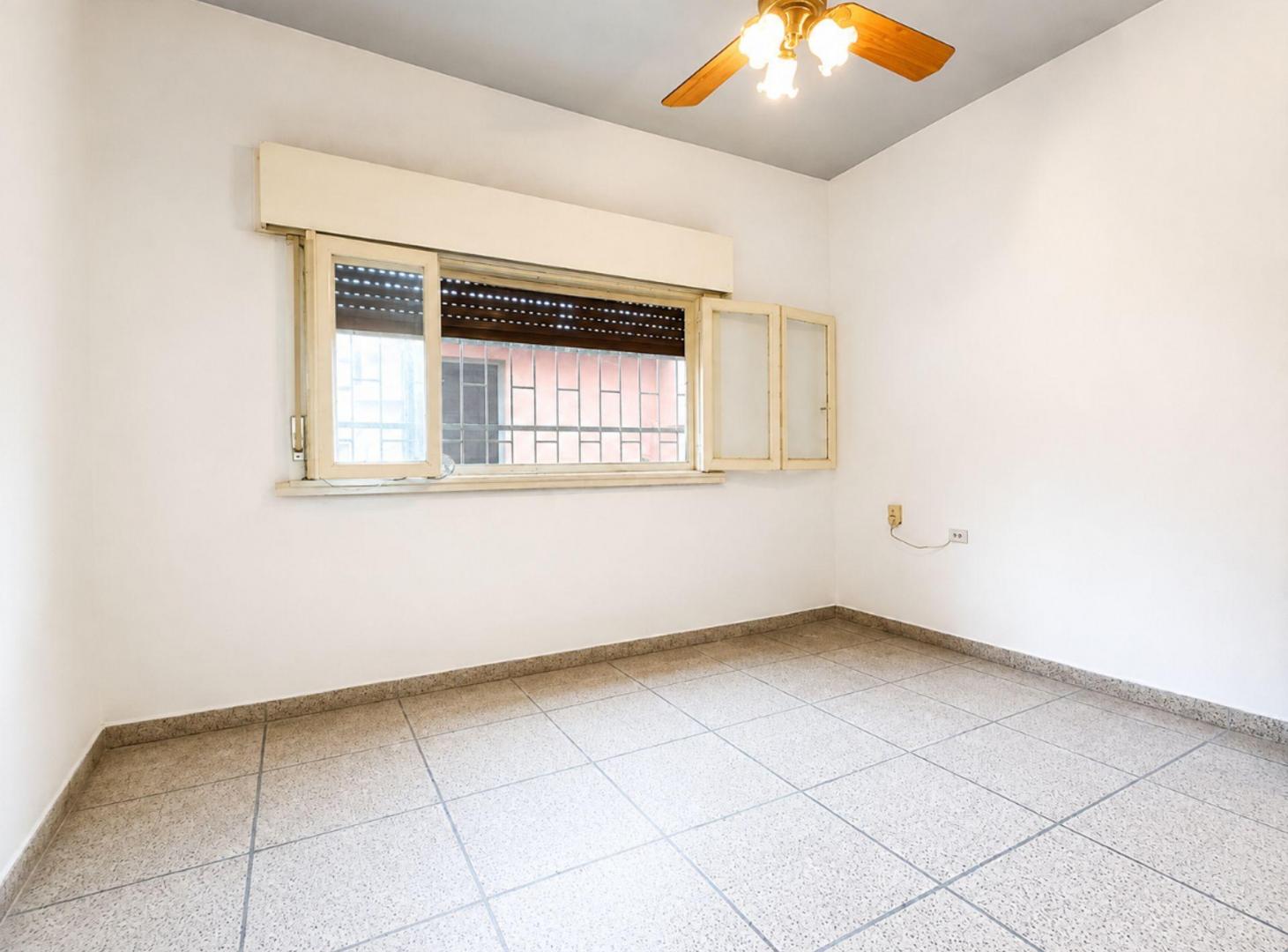 Foto de VENTA CASA 3 AMB C/PATIO APTO CREDITO-LANUS.E, imagen 2