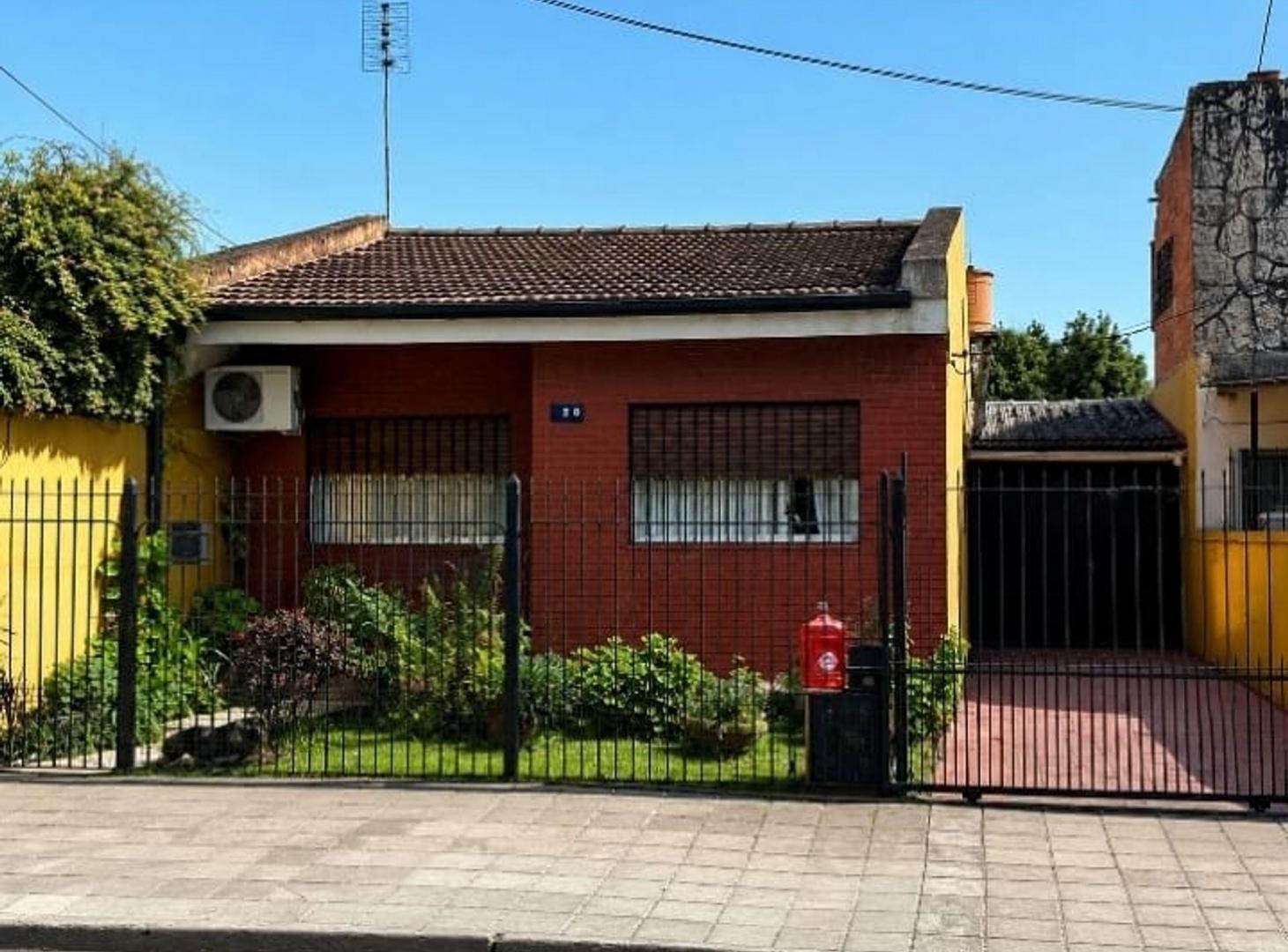Foto de CASA C/PARQUE A 3 CUADRAS DE ESTACION GLEW, imagen 2