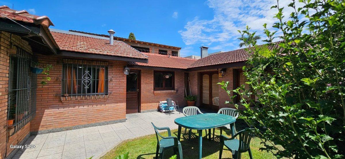 Foto de EXCELENTE CASA CHALET ADROGUÉ - PARQUE - COCHERAS, imagen 4