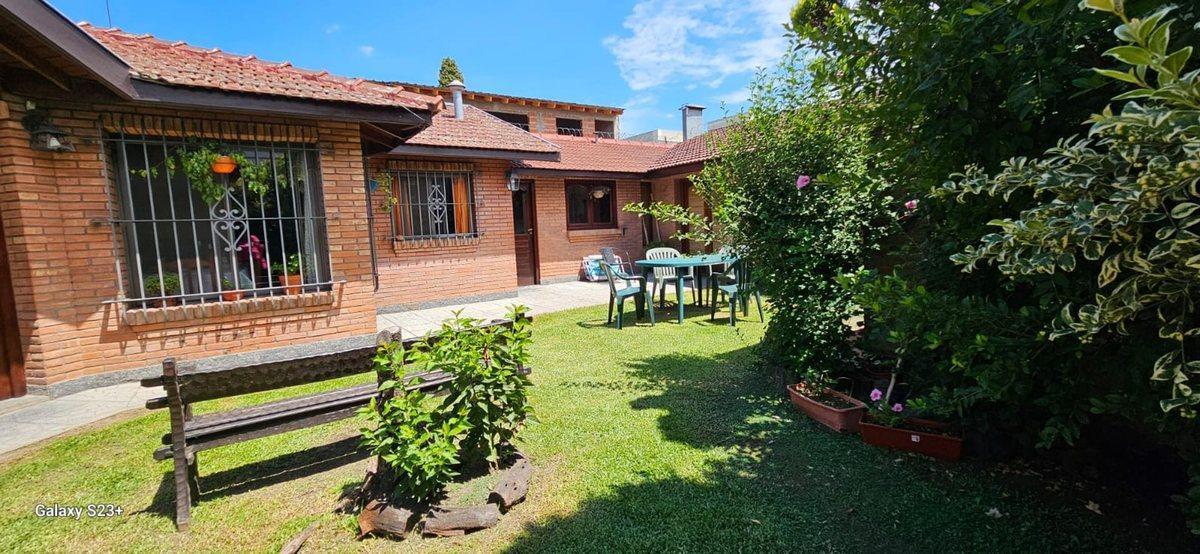 Foto de EXCELENTE CASA CHALET ADROGUÉ - PARQUE - COCHERAS, imagen 1