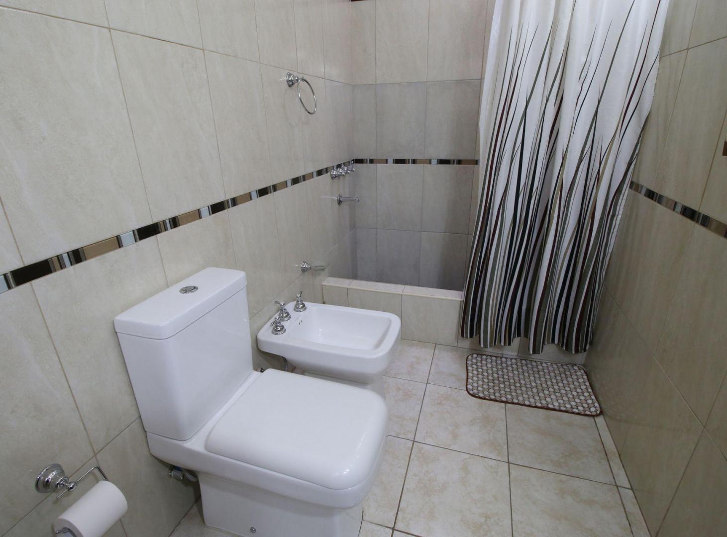 Foto de CASA L/PROPIO+ RECICLADA HACE 6 AÑOS-5 AMB+COCH, imagen 3