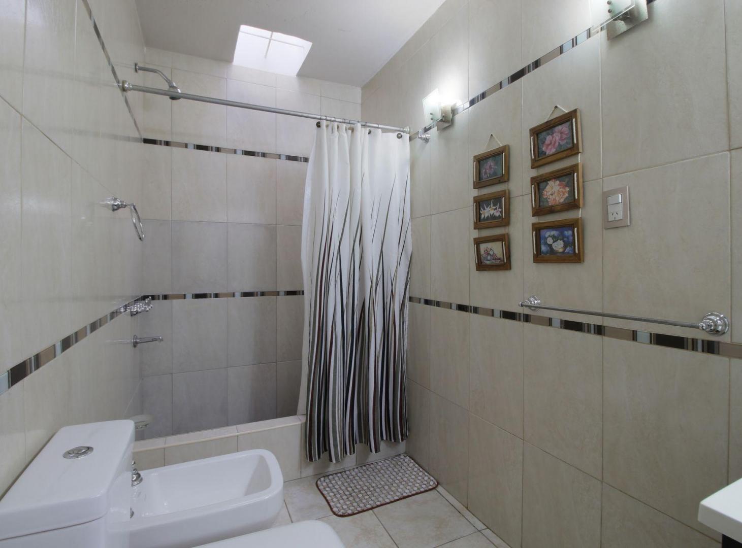 Foto de CASA L/PROPIO+ RECICLADA HACE 6 AÑOS-5 AMB+COCH, imagen 1