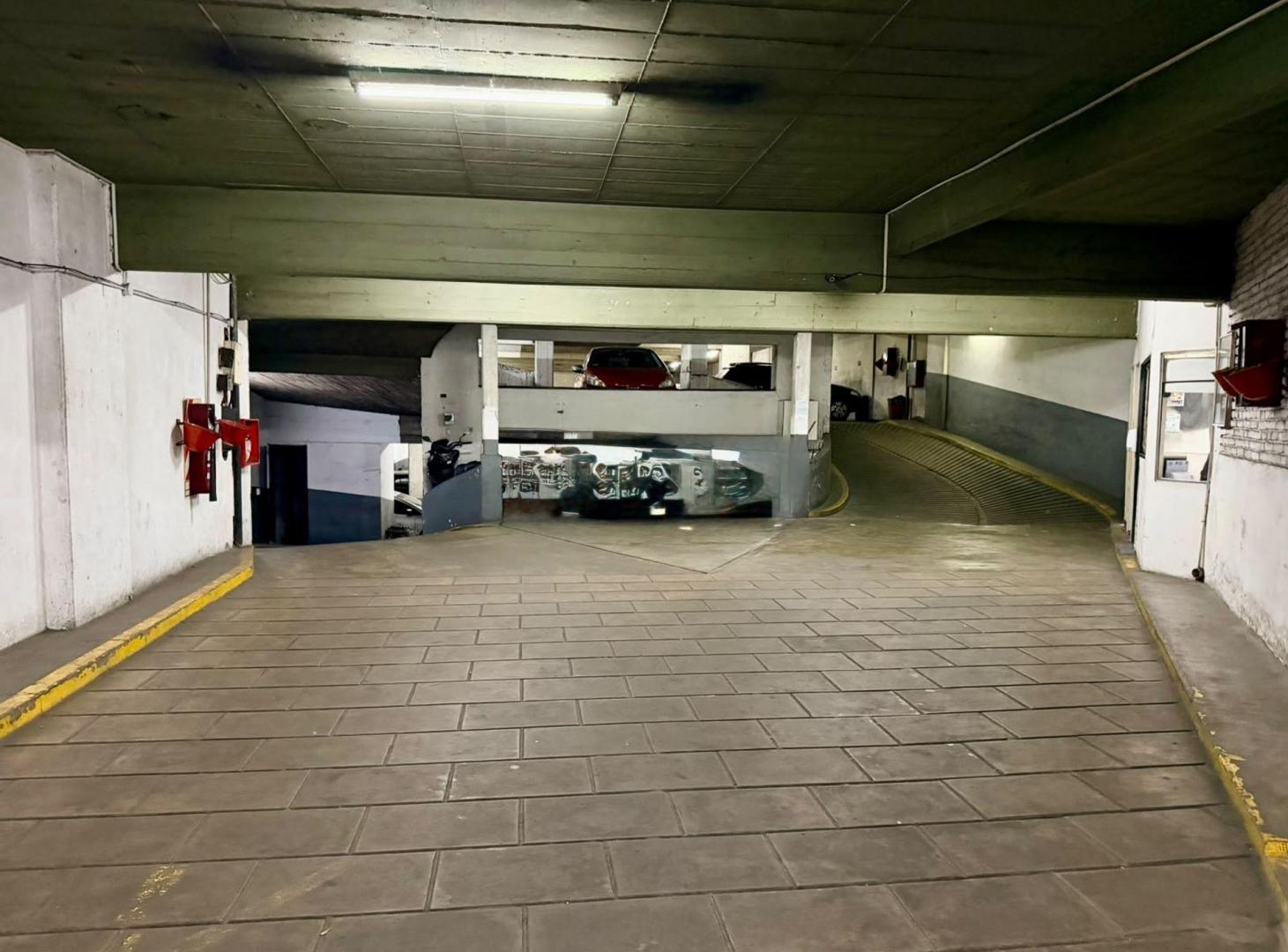 Foto de VENTA COCHERA FIJA Y CUBIERTA EN SAN NICOLAS, imagen 3
