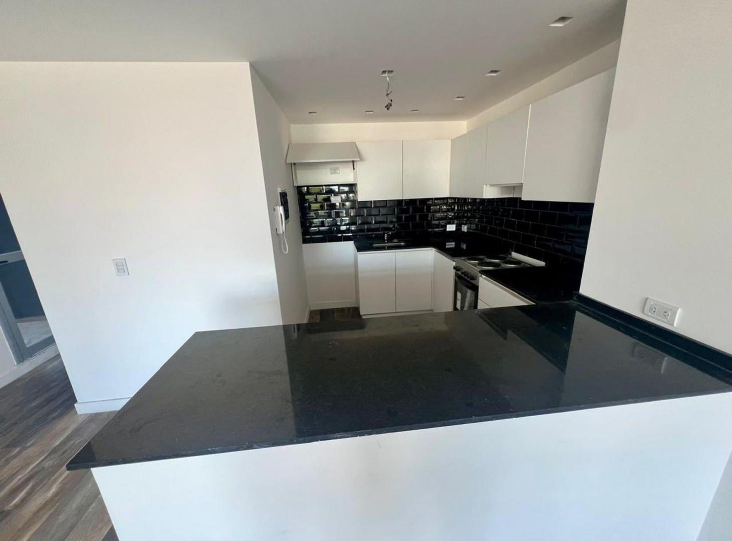 Foto de VENTA DEPTO 3 AMB AL FRENTE, CON PATIO, A ESTRENAR, imagen 3