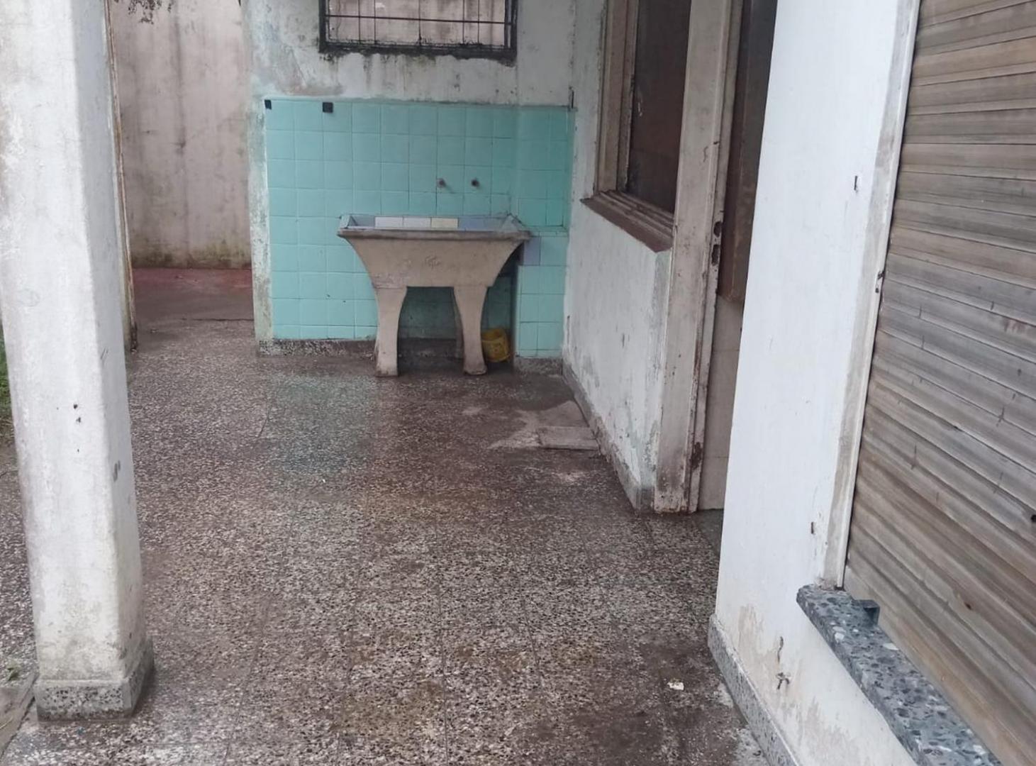 Foto de CASA A REFACCIONAR SOBRE LOTE DE 433 M2. BANFIELD, imagen 3