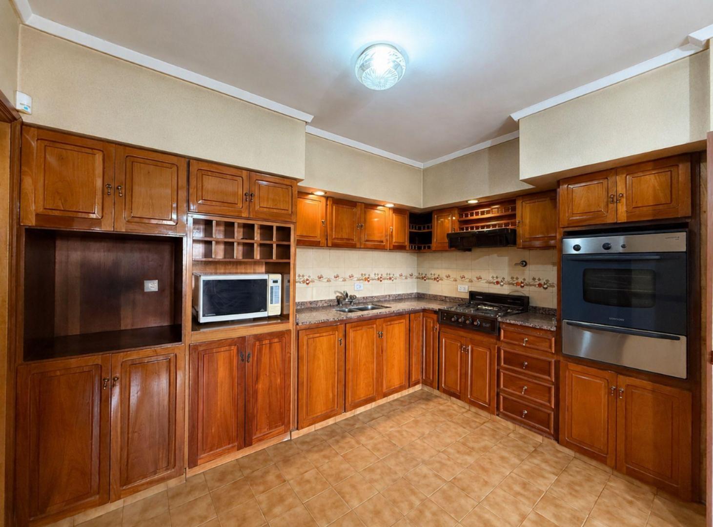 Foto de CHALET 5 AMB C/GRAN JARDÍN, GARAJE, LAVADERO Y MÁS, imagen 4