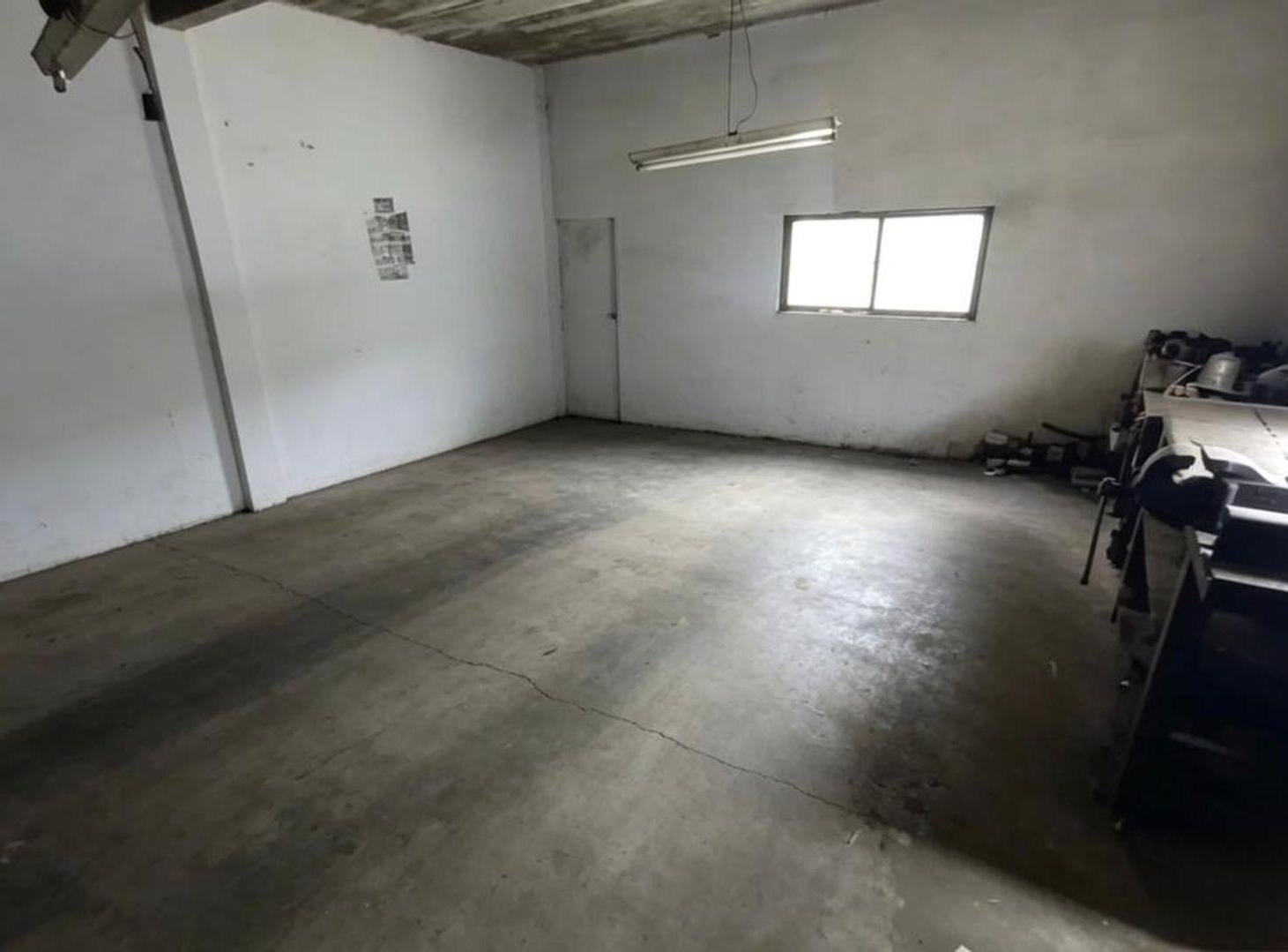 Foto de LOTE DE 8.66 X 34,64 CON COCHERAS Y 2 UNIDADES, imagen 1