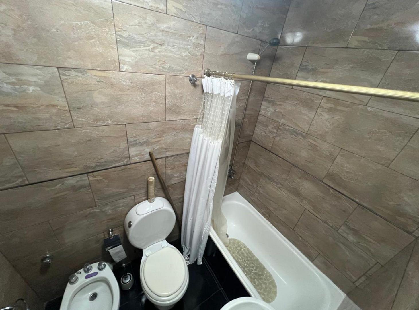 Foto de VENTA DE CASA 3 AMB. C/COCHERA, PATIO Y PARRILLA, imagen 4