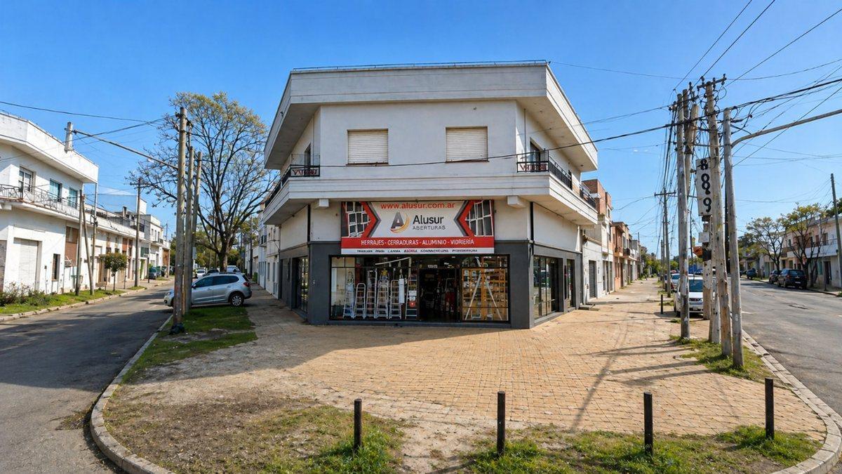 Foto de LOCAL COMERCIAL DE 115m² LANÚS OESTE, imagen 1