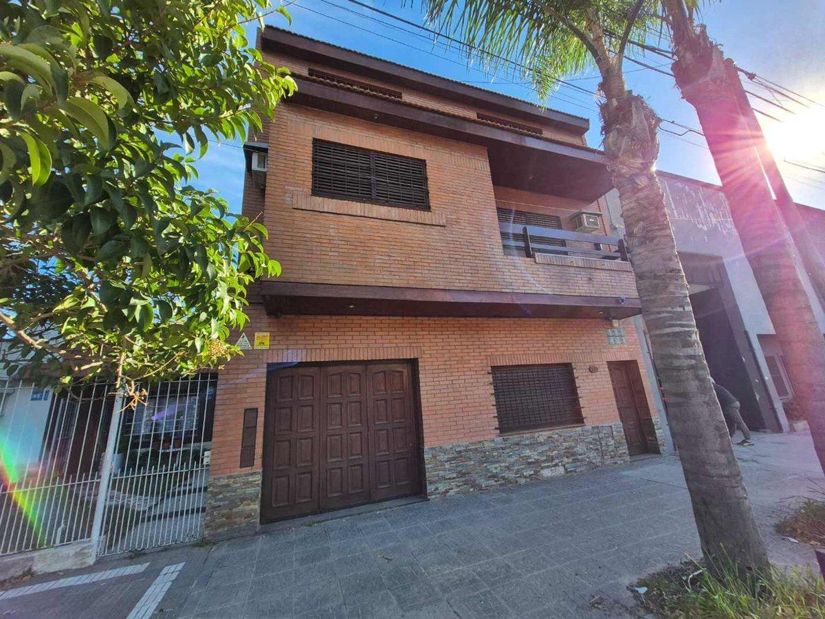 Foto de CASA 5 DORMIT-GARAG 2 autos-PATIO-PILETA!-QUINCHO!, imagen 2