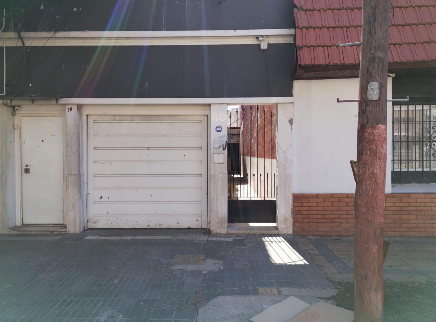 Foto de OPORTUNIDAD ÚNICA. PH EXCELENTE UBICACIÓN LANUS O., imagen 1