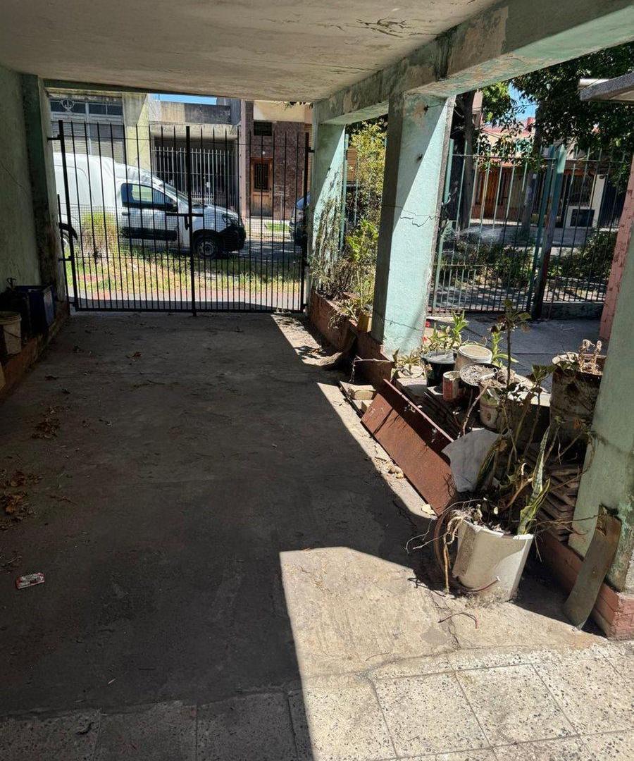 Foto de CASA EN LANUS A REFACIONAR, imagen 2