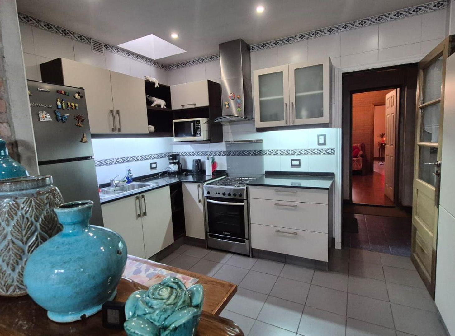 Foto de EXCELENTE CASA C/COCHERA LANUS OESTE FONDO LIBRE, imagen 2