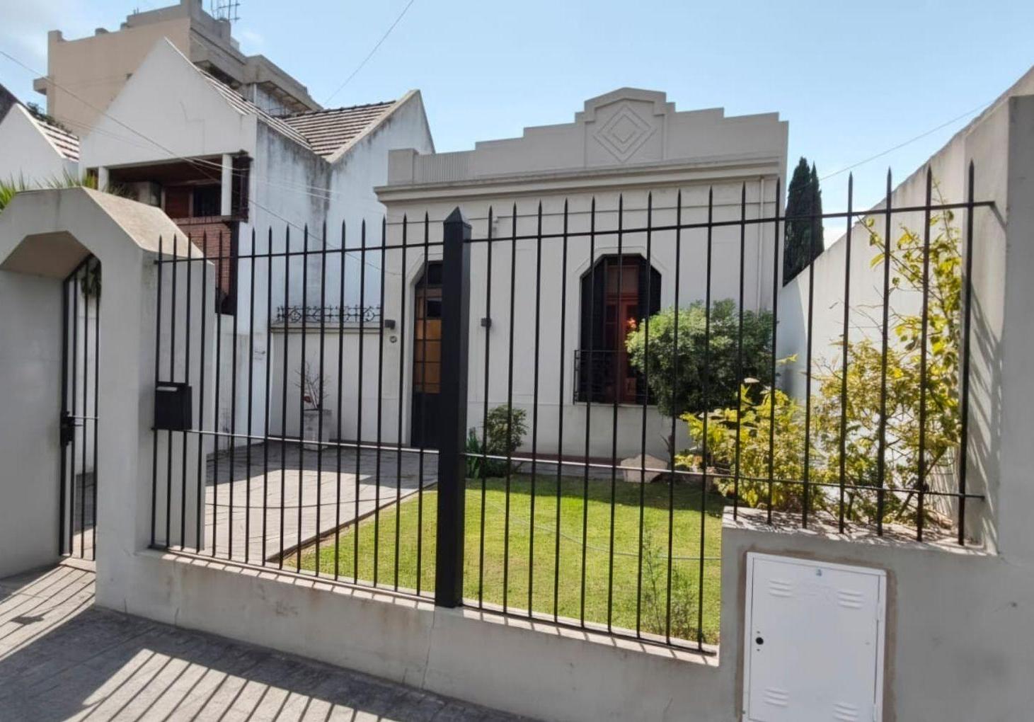 Foto de EXCELENTE CASA C/COCHERA LANUS OESTE FONDO LIBRE, imagen 1