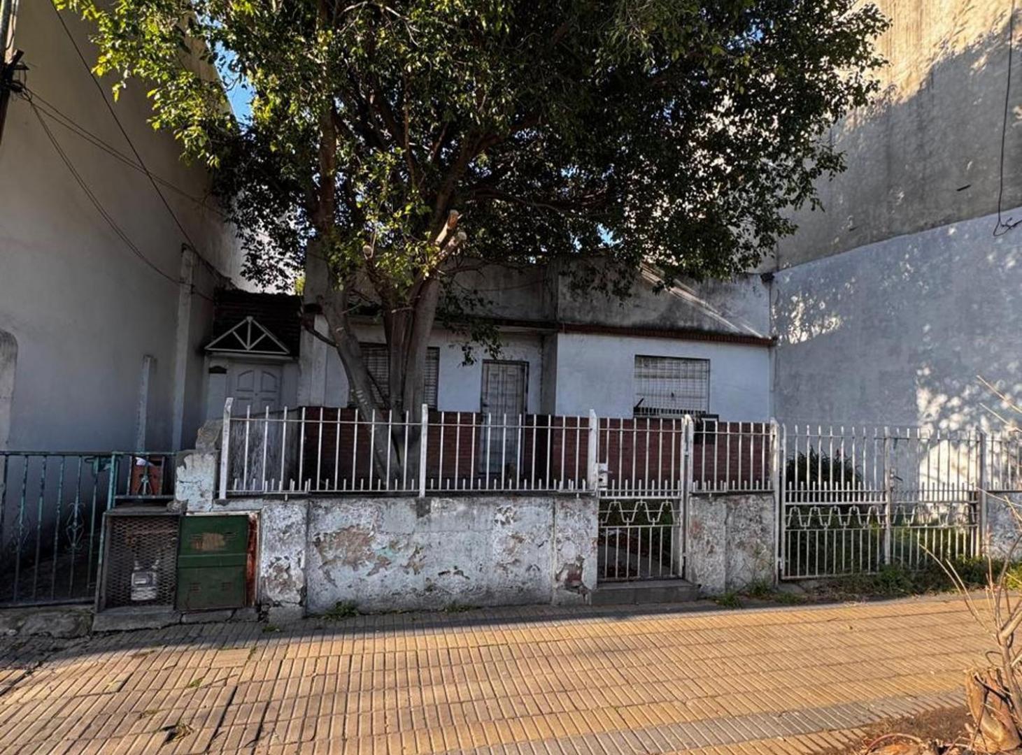 Foto de PH AL FRENTE EN LANUS A REFACIONAR.- INVERSOR, imagen 1