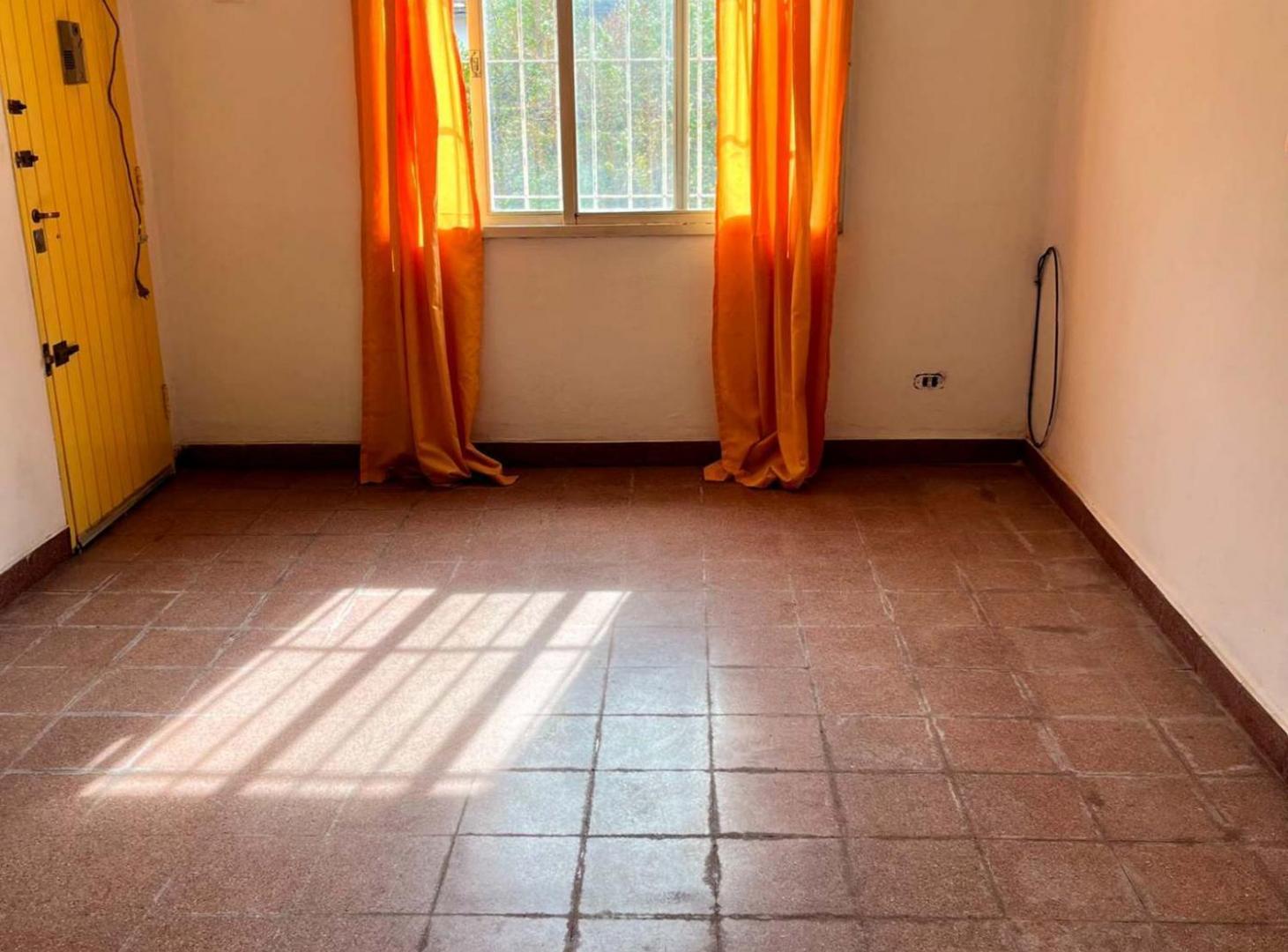 Foto de CASA EN VENTA 3 AMBIENTES CON COCHERA BURZACO, imagen 1