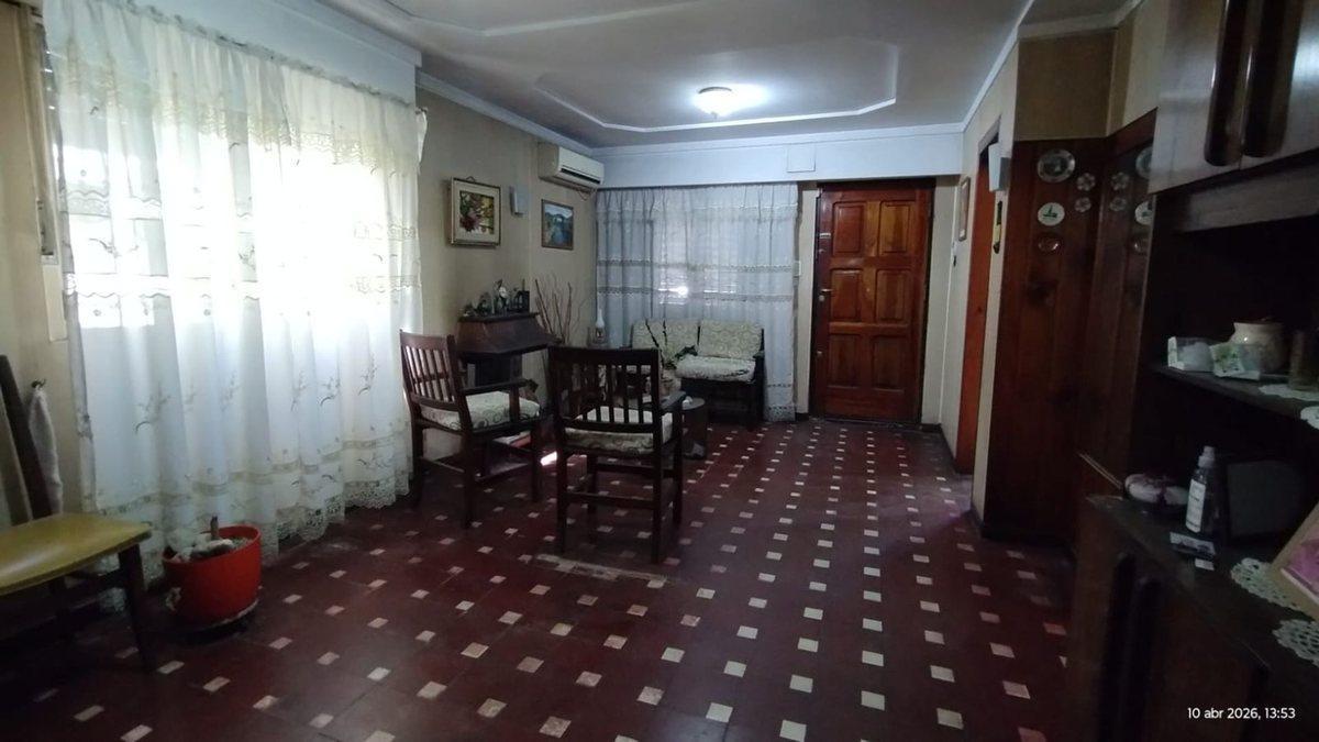 Foto de VENTA -DTO. TIPO CASA AL FRENTE 4 AMB. C/COCHERA, imagen 1