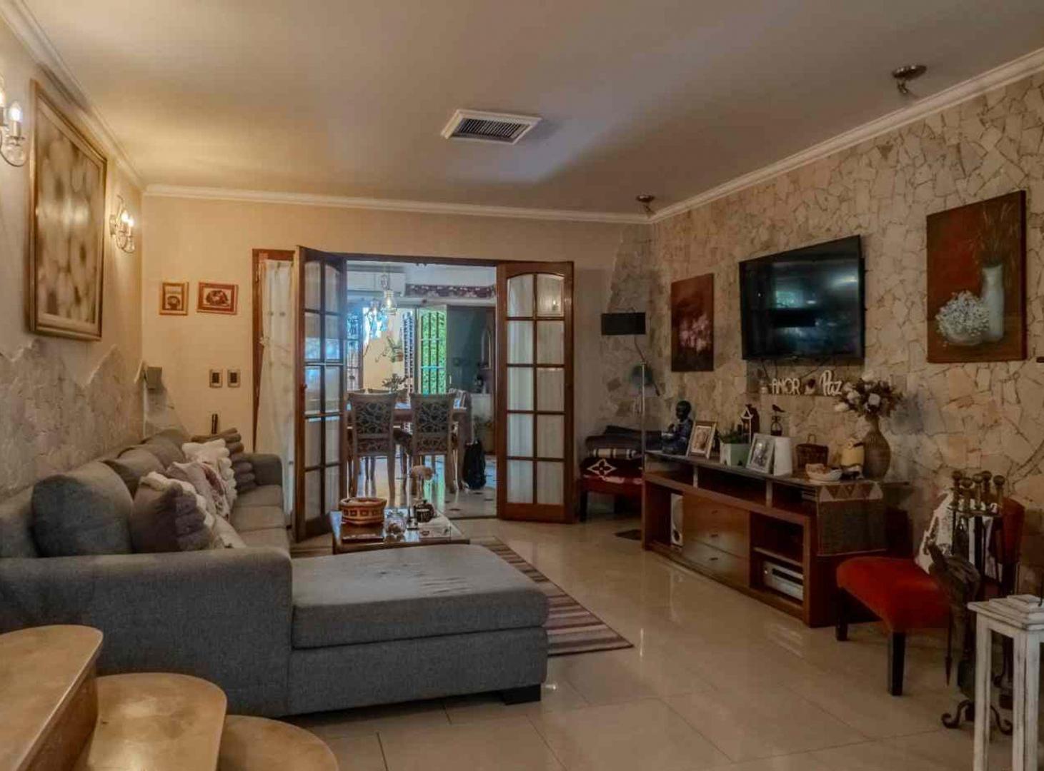 Foto de VENTA CASA 5 AMB C/ PILETA, QUINCHO Y COCHERA, imagen 3
