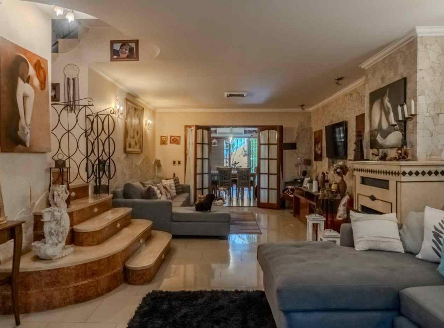 Foto de VENTA CASA 5 AMB C/ PILETA, QUINCHO Y COCHERA, imagen 4