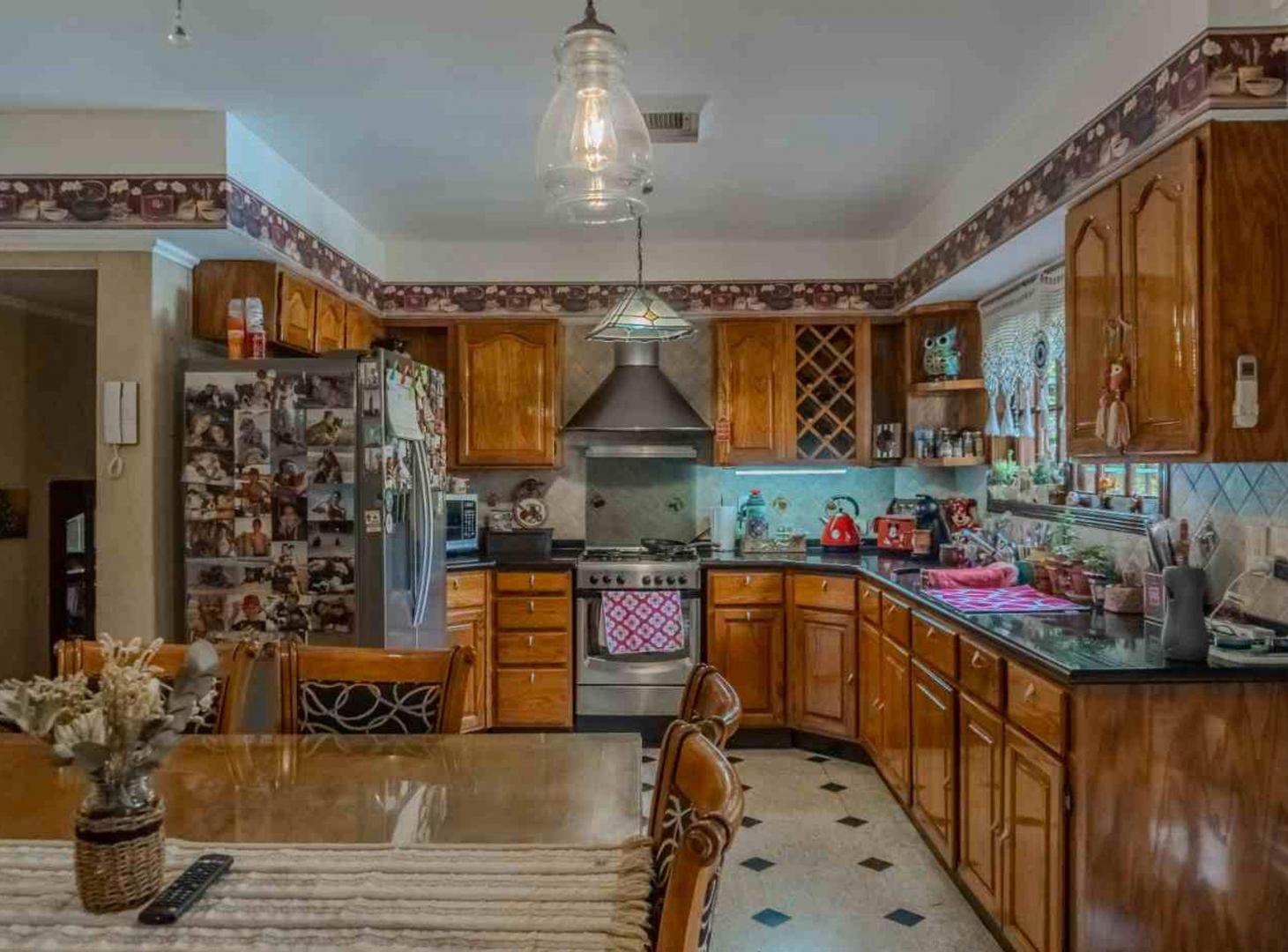 Foto de VENTA CASA 5 AMB C/ PILETA, QUINCHO Y COCHERA, imagen 2
