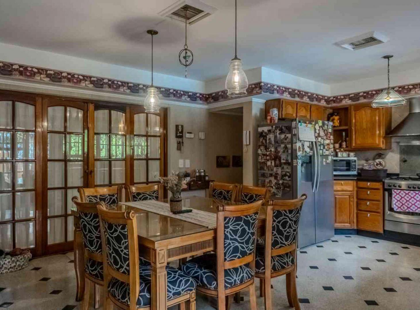 Foto de VENTA CASA 5 AMB C/ PILETA, QUINCHO Y COCHERA, imagen 5