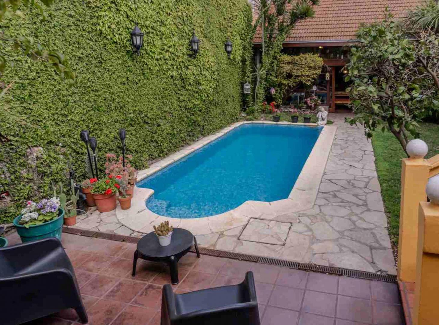 Foto de VENTA CASA 5 AMB C/ PILETA, QUINCHO Y COCHERA, imagen 1