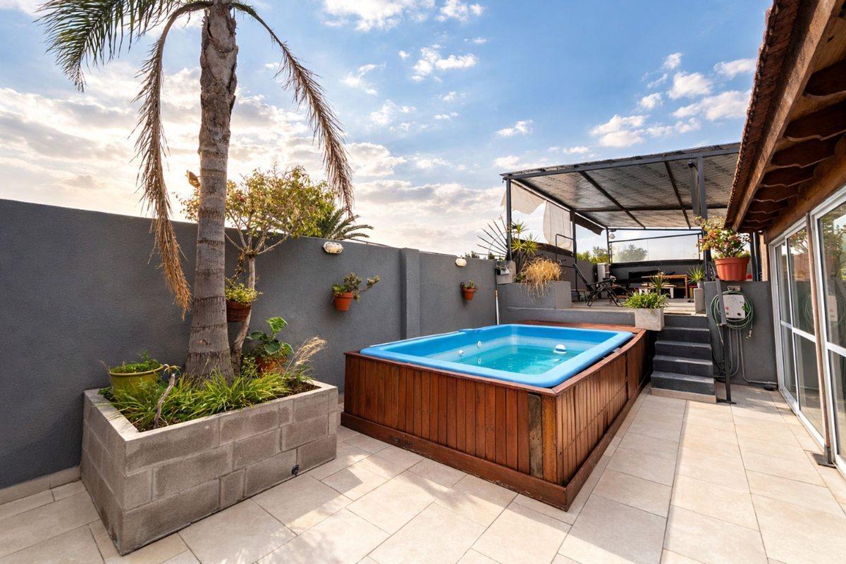 Foto de CASA 5 AMB CON PATIO, QUINCHO, PILETA Y GALPÓN, imagen 1