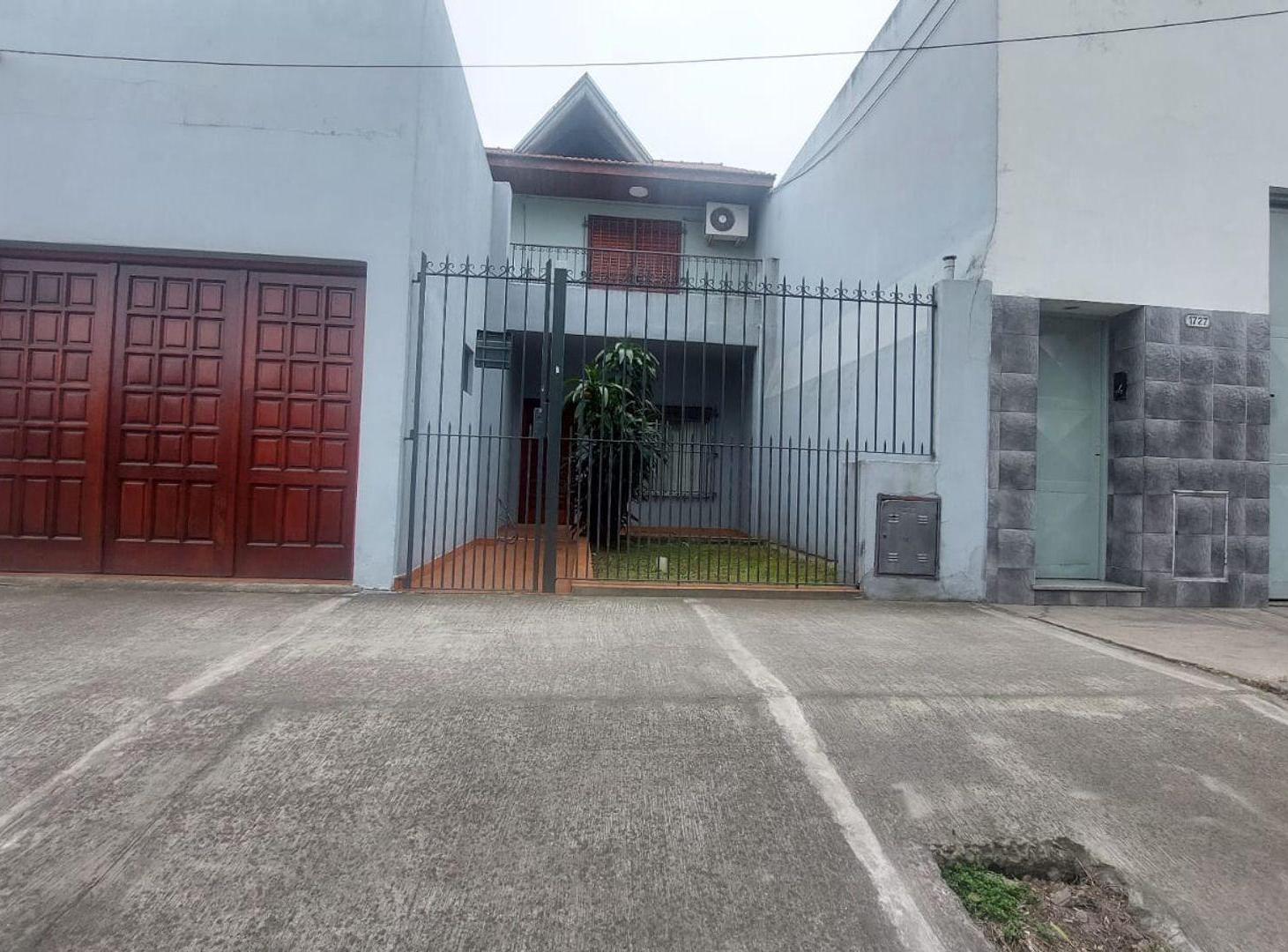Foto de VENTA CASA C/DEPOSITO FONDO Y QUINCHO LANUS ESTE, imagen 1