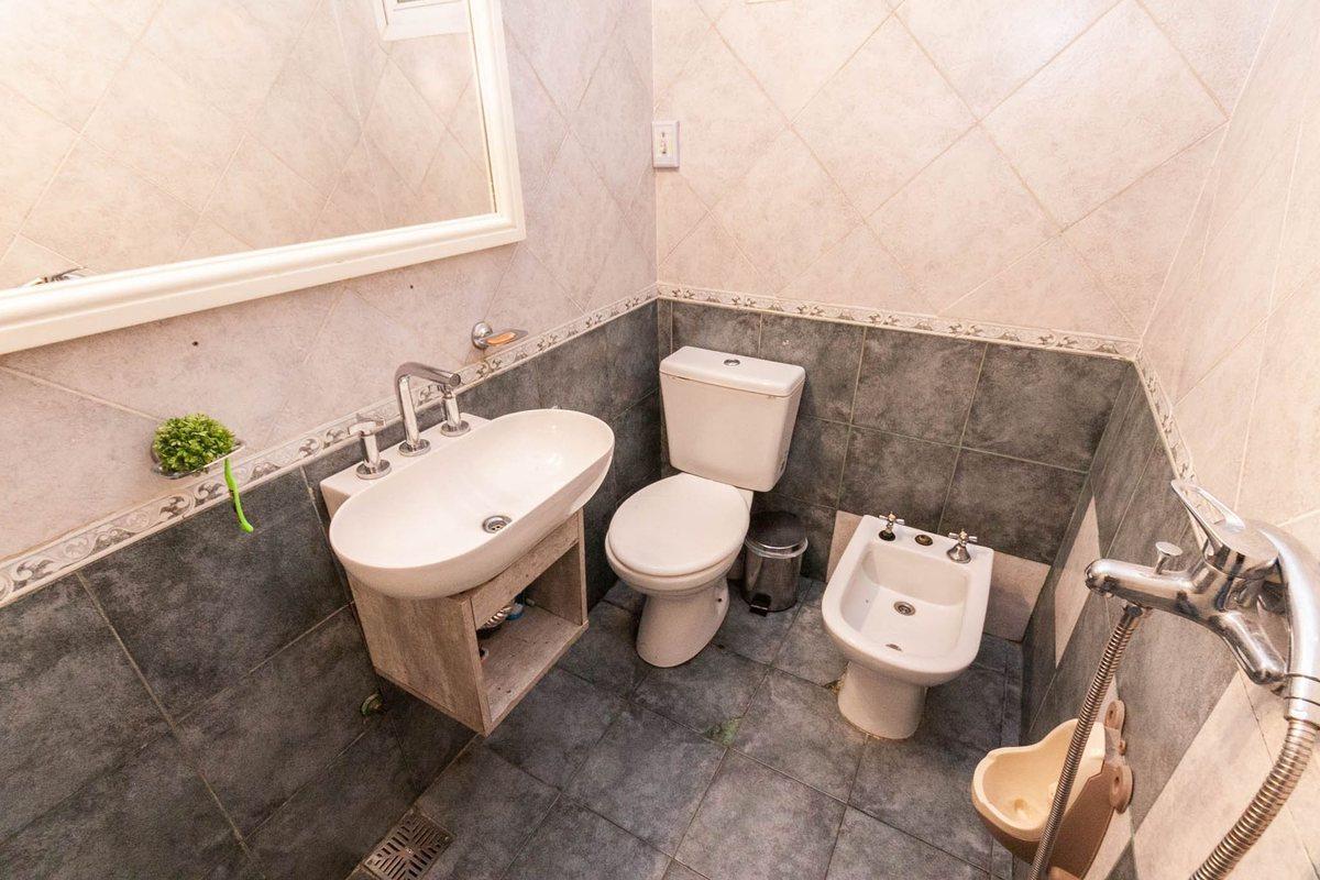 Foto de CASA 3 AMB A 1 CUADRA DE AV. HIPOLITO YRIGOYEN, imagen 3