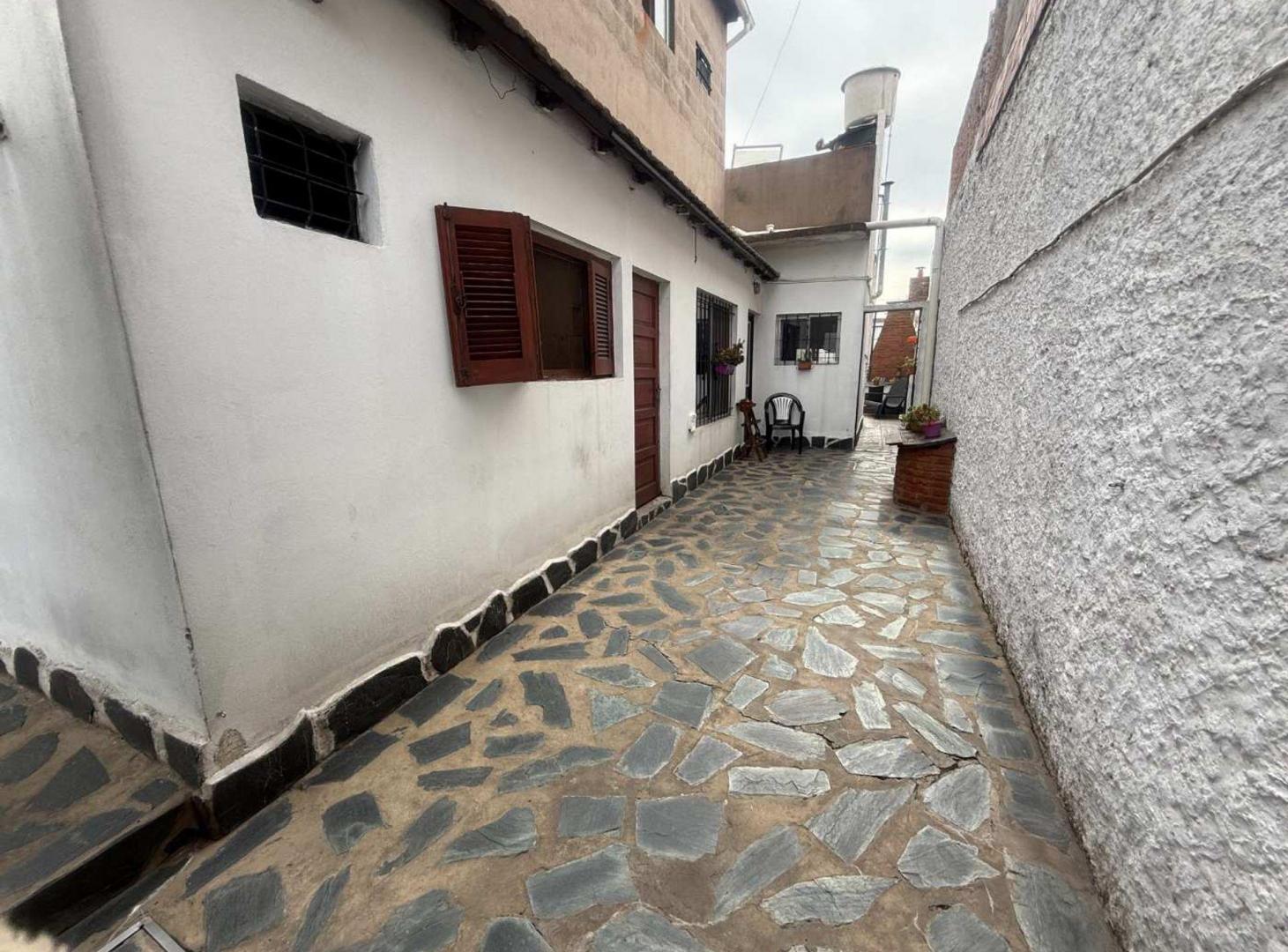 Foto de VENTA CASA MULTIFAMILIAR 3 DPTOS COCHERAS AVELLANE, imagen 3