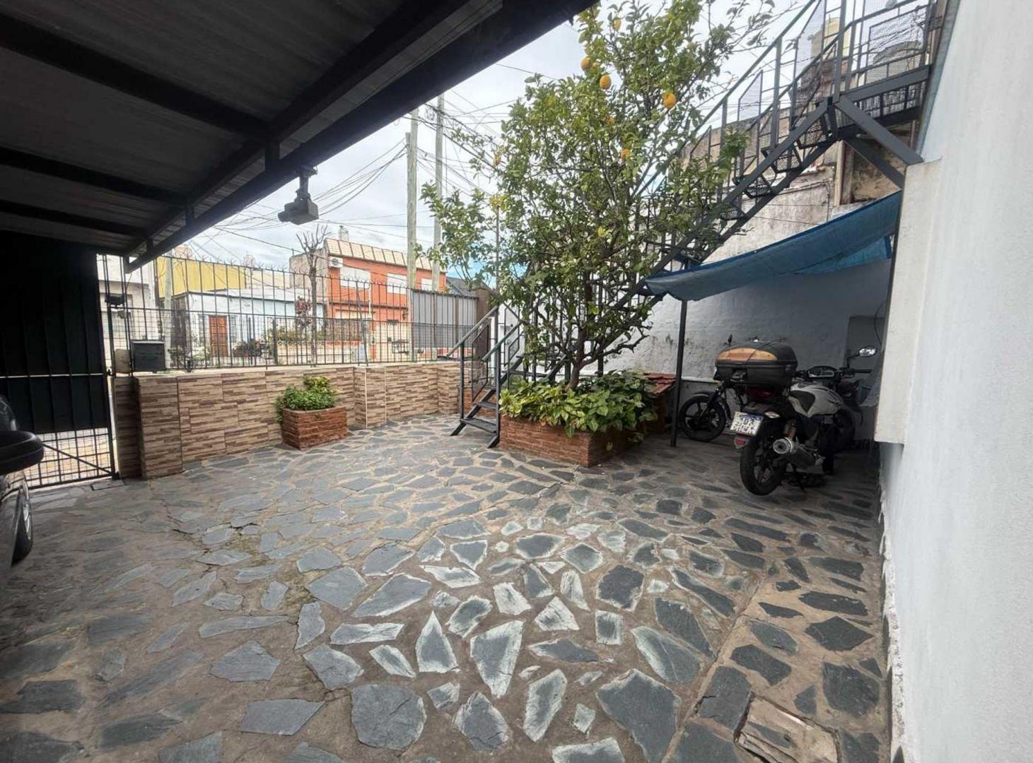 Foto de VENTA CASA MULTIFAMILIAR 3 DPTOS COCHERAS AVELLANE, imagen 2