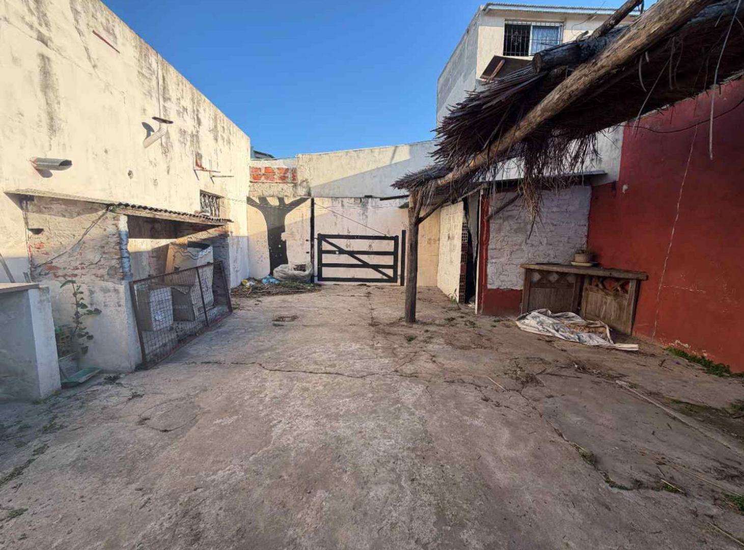 Foto de CASA A REFACC. O DEMOLER LOTE DE 251 M2. BANFIELD, imagen 3