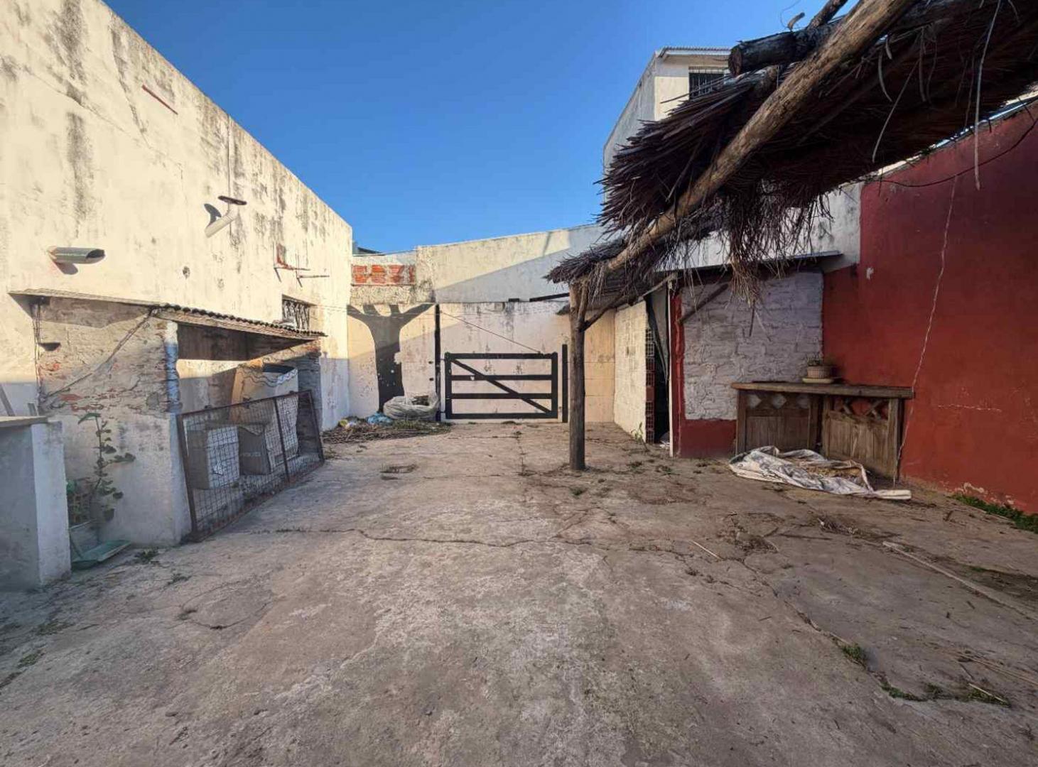 Foto de CASA A REFACC. O DEMOLER LOTE DE 251 M2. BANFIELD, imagen 4